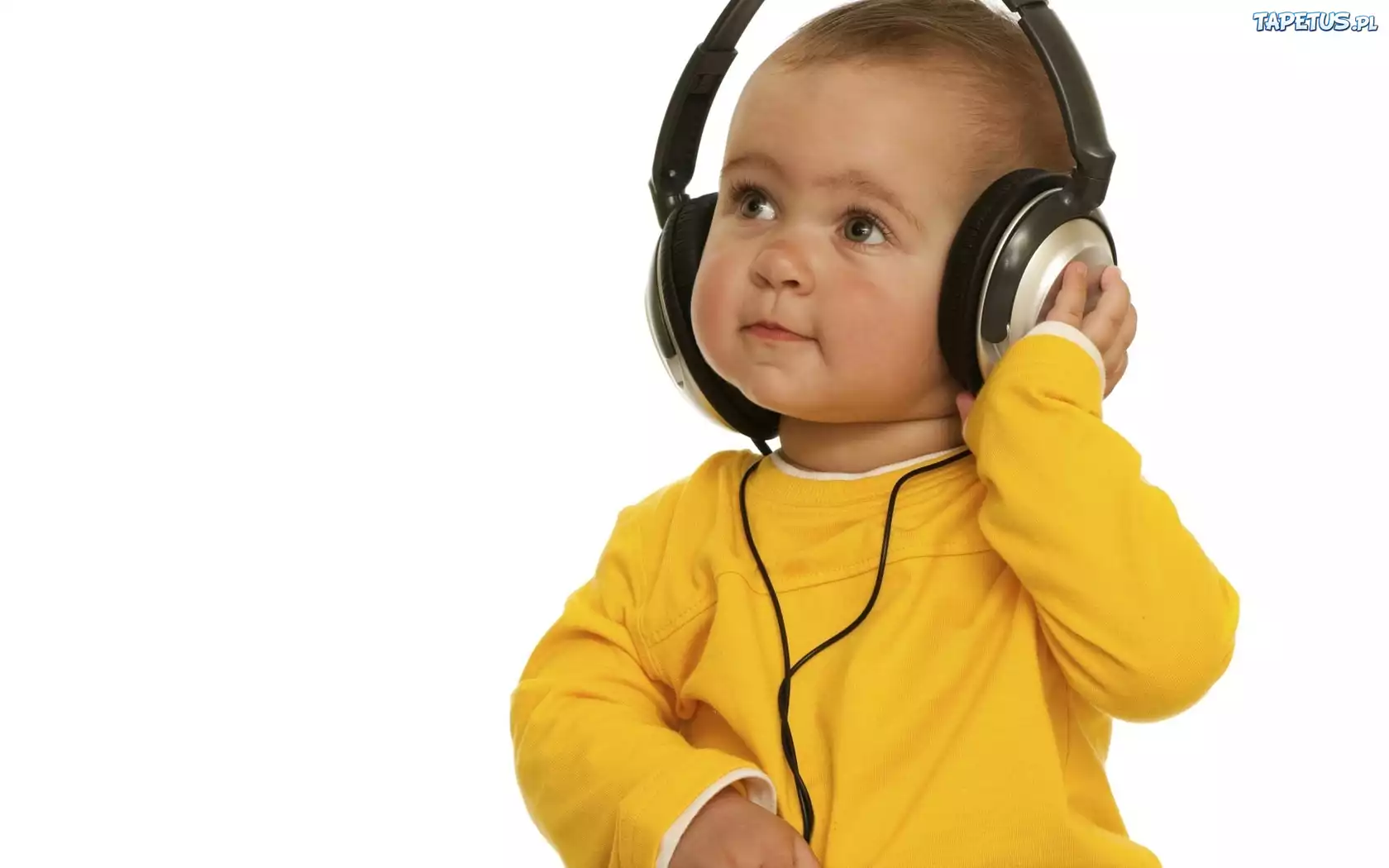 Музыки над головой. Музыкотерапия. Занятия Томатис на белом фоне. Желтые наушники из детства. Children Listening to Music.