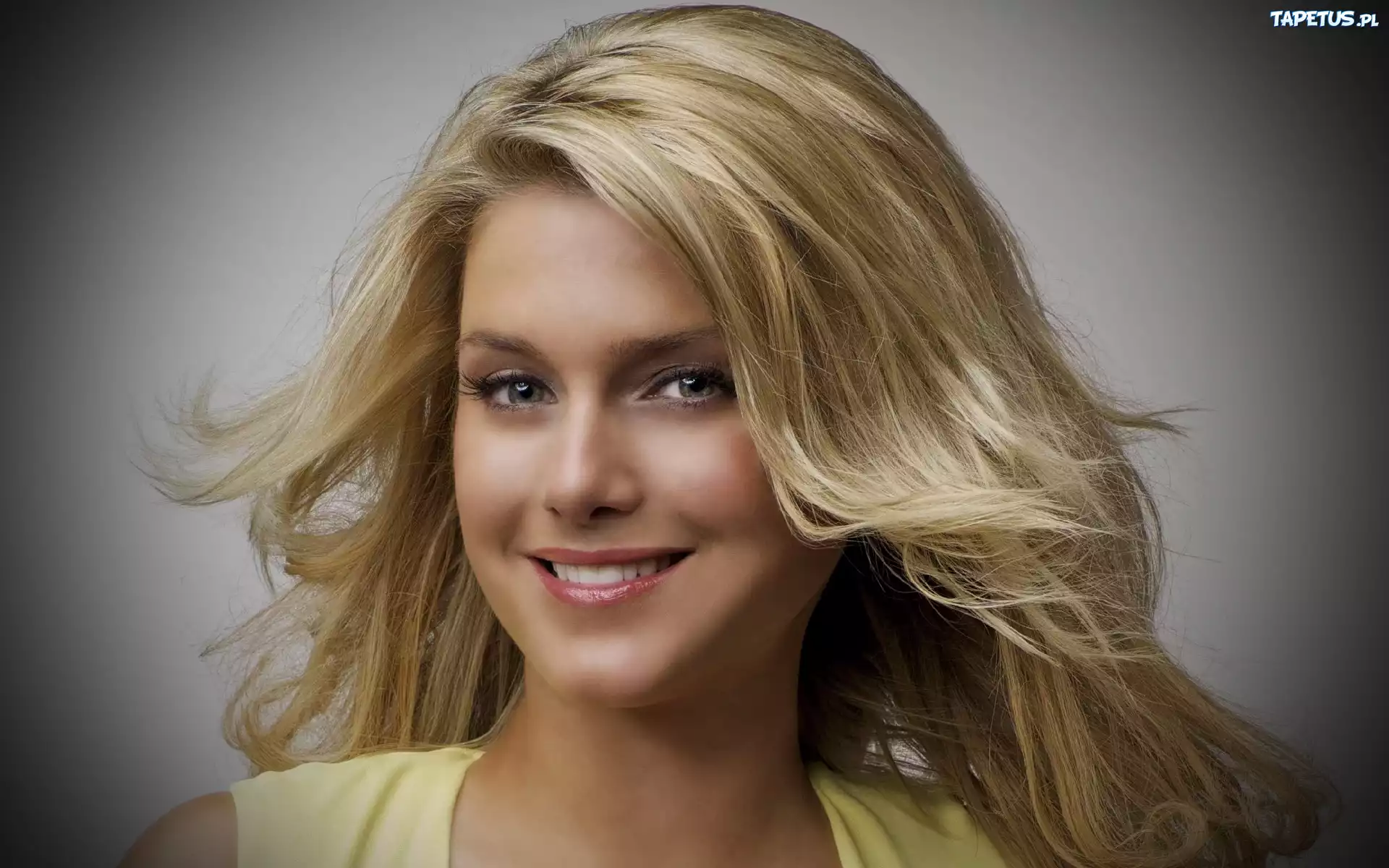 Jeanette Biedermann, Blondynka, Uśmiech