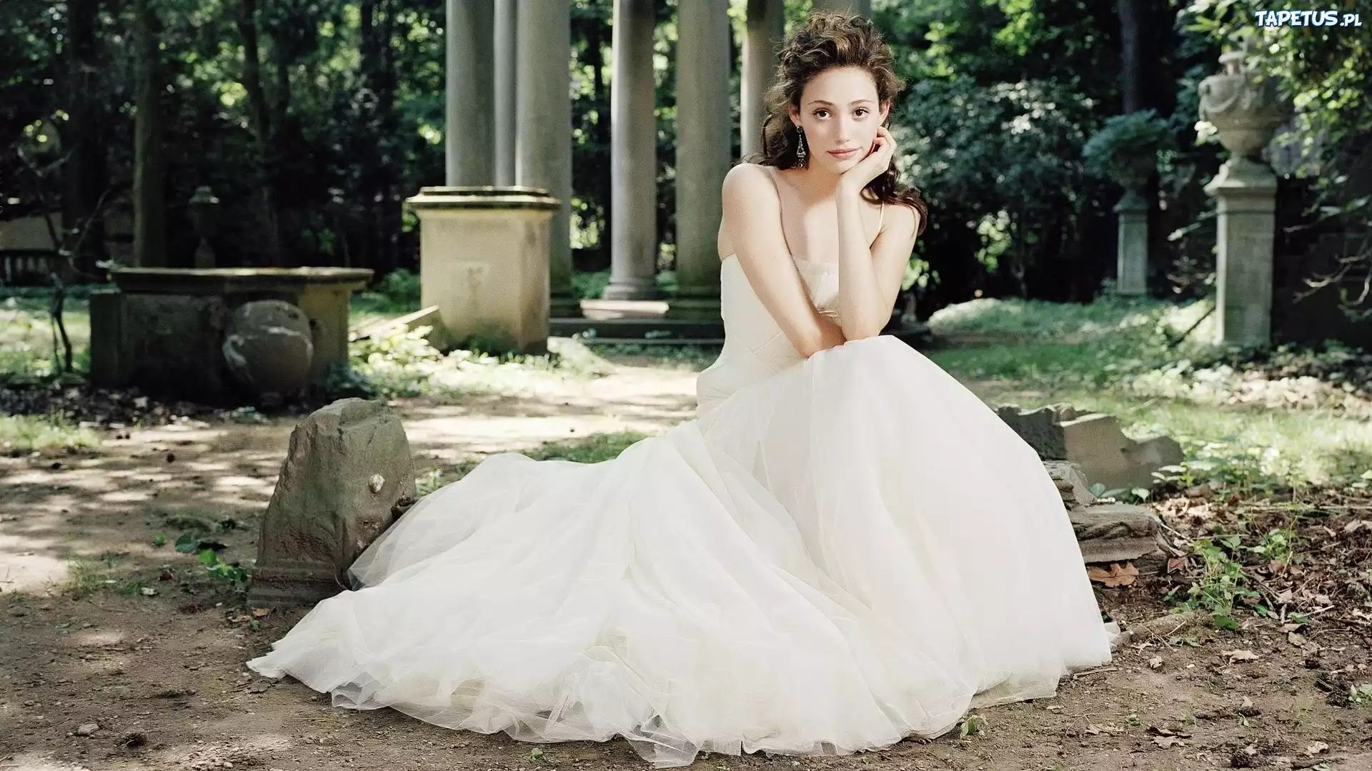 Emmy Rossum, Biała, Suknia, Filary
