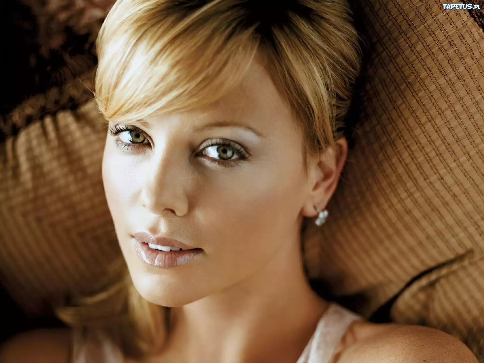 Charlize Theron,jasne, włosy