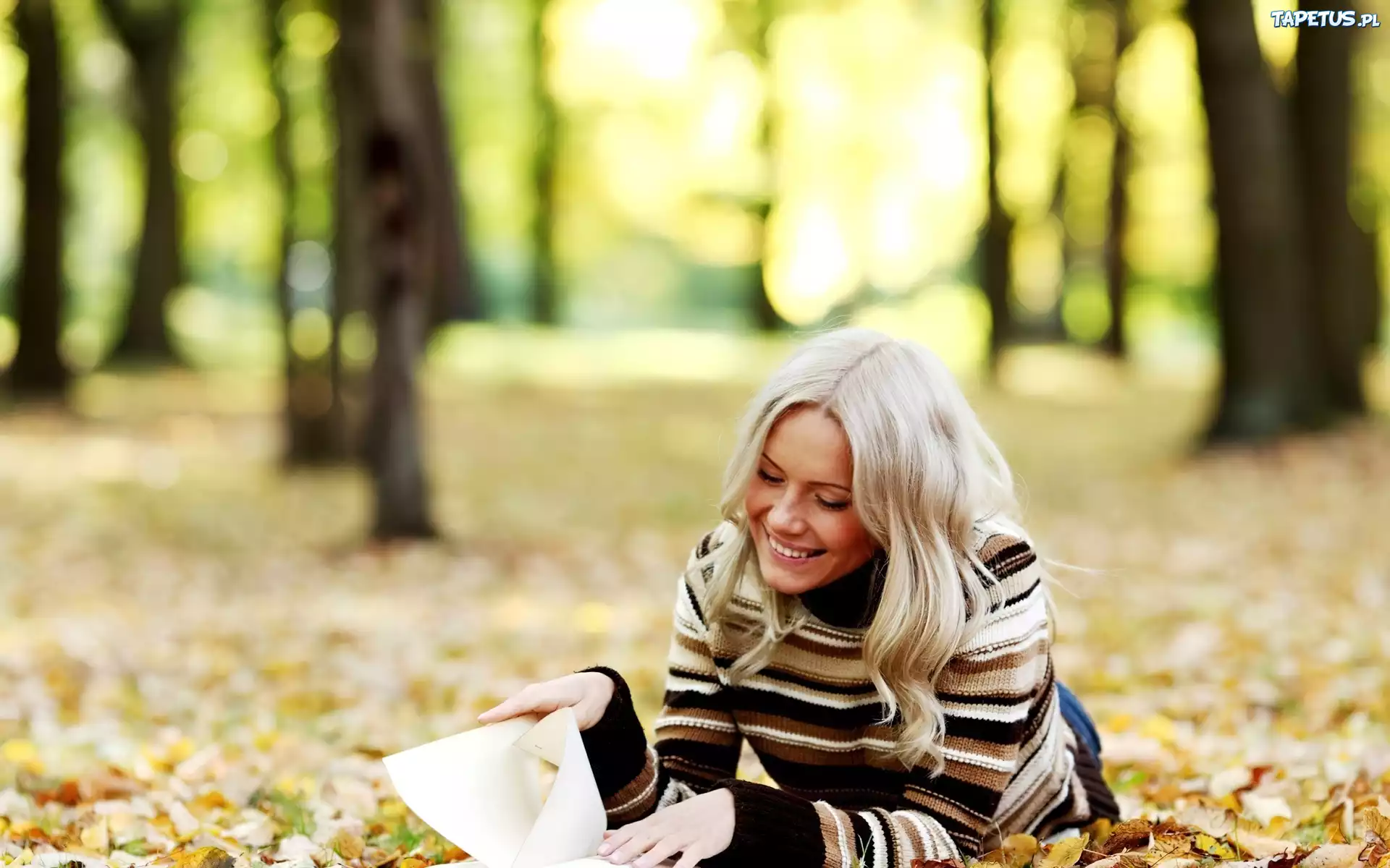 Blondynka, Uśmiechnięta, Kobieta, Książka, Jesień, Park