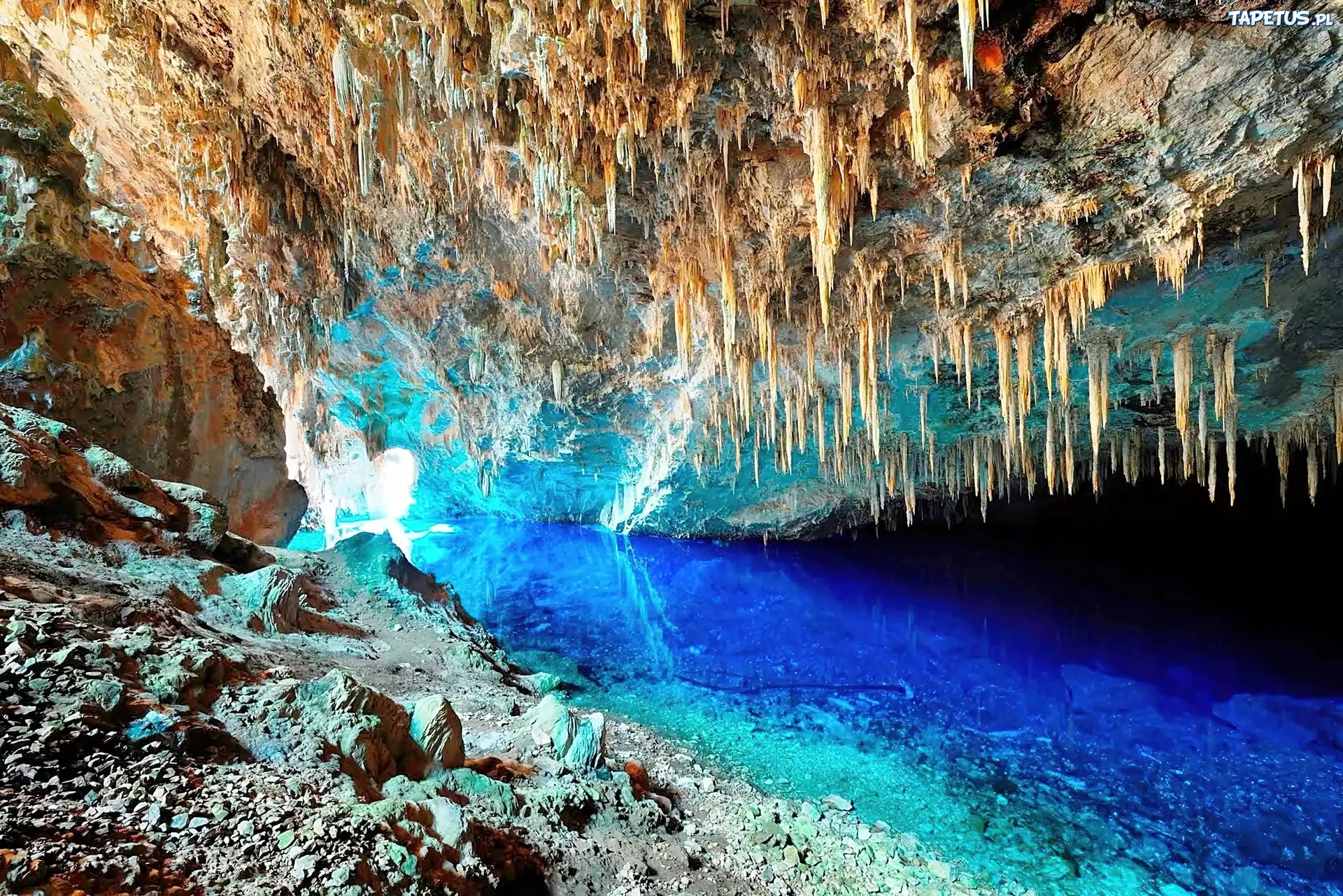 Вода в подземных реках и озерах. Пещера Бонито в Бразилии. Грот голубого озера Бониту Бразилия. Пещера голубое озеро Кампу-Гранди. Бахарденская карстовая пещера.