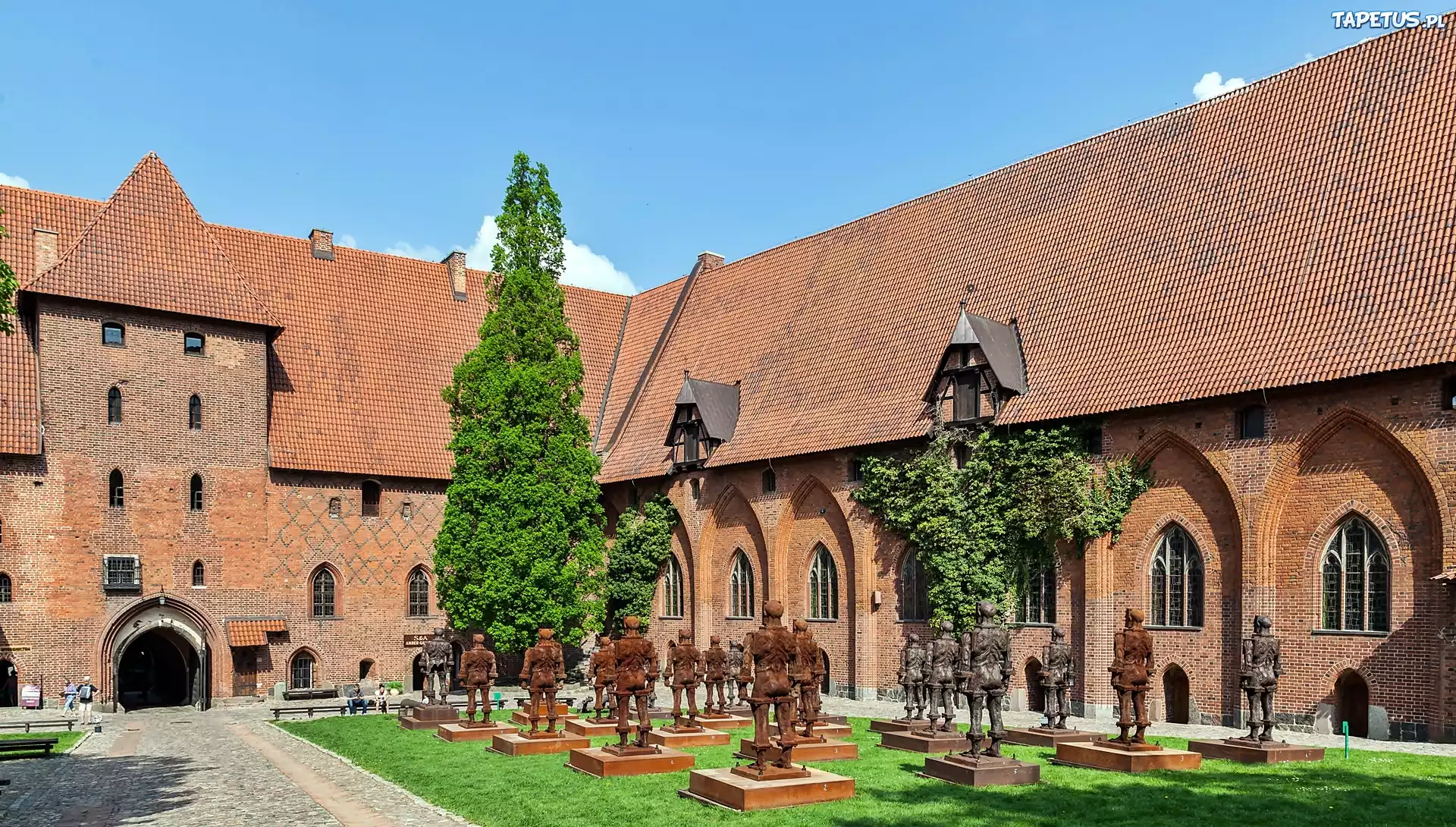 Malbork, Zamek, Wewnętrzny, Dziedziniec, Posągi