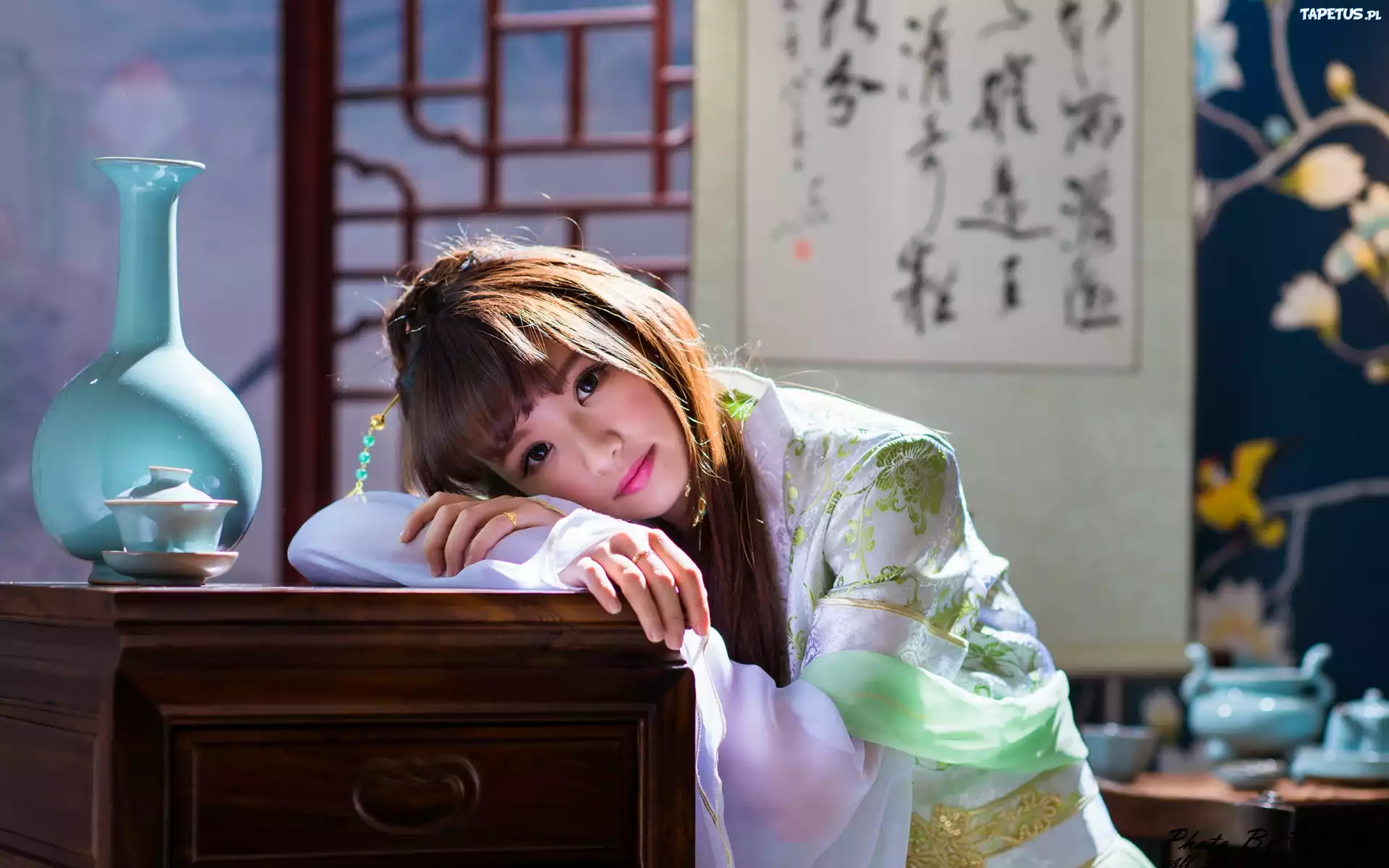 Rozmarzona, Brunetka, Kimono, Szafka, Wazon