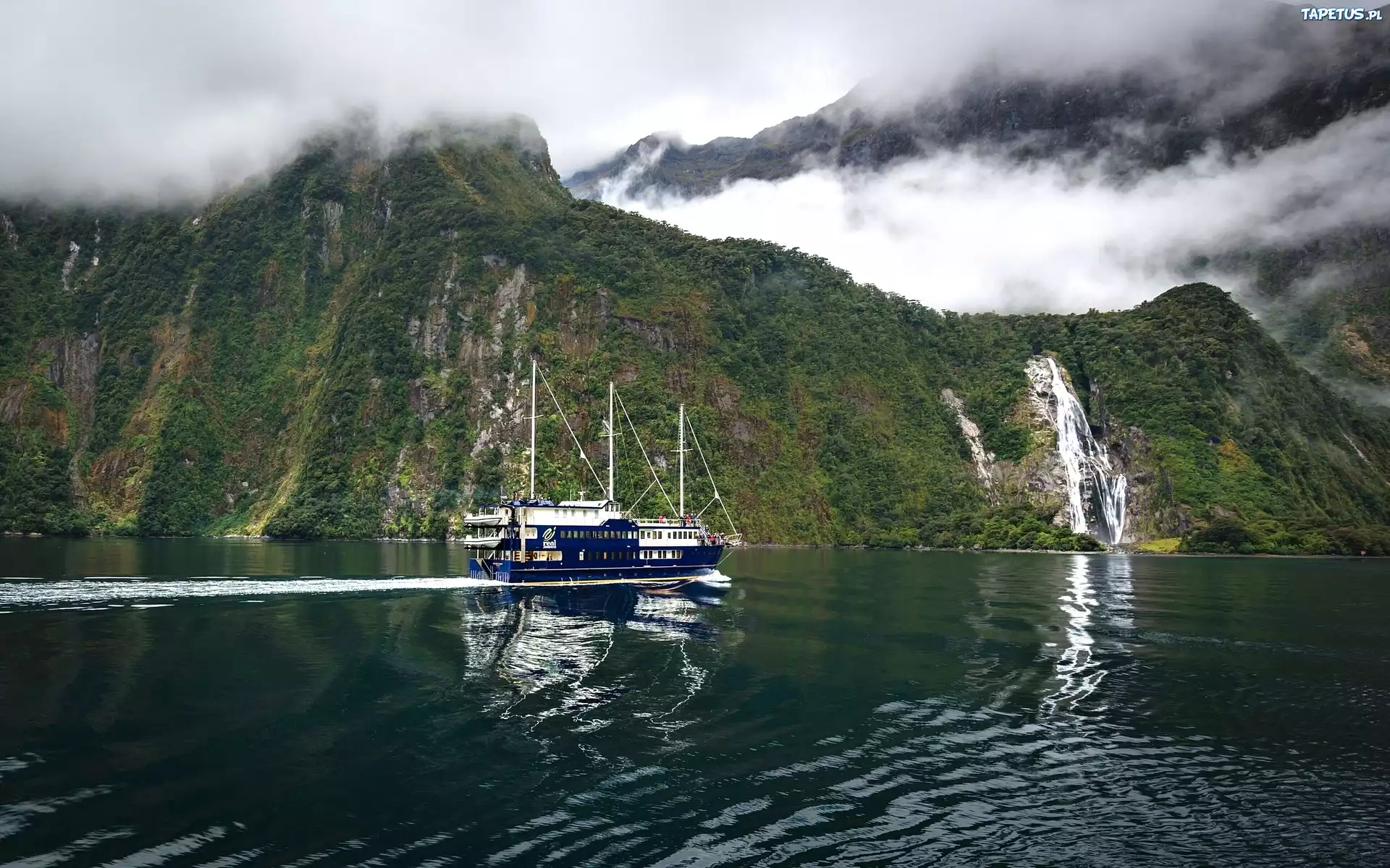 Góry, Wodospad Bowen Falls, Statek, Park Narodowy Fiordland, Nowa Zelandia