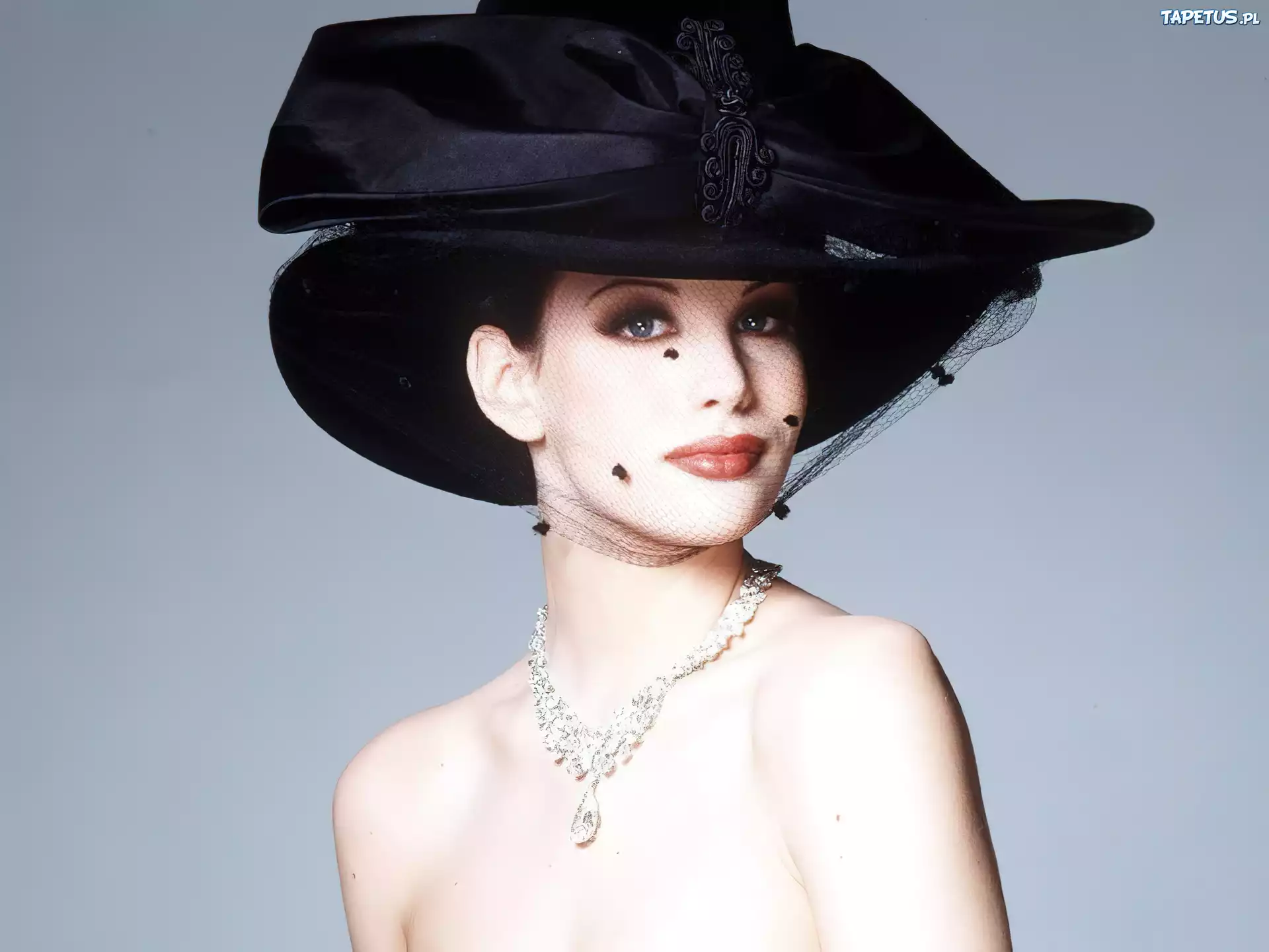 Liv Tyler, Czarny Kapelusz, Naszyjnik