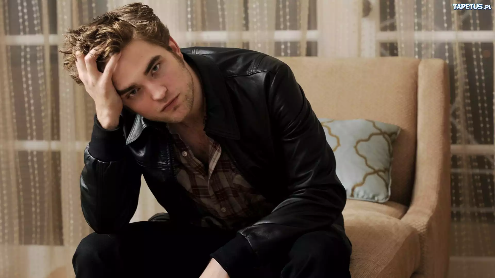 Zamyślony, Robert Pattinson, Fotel