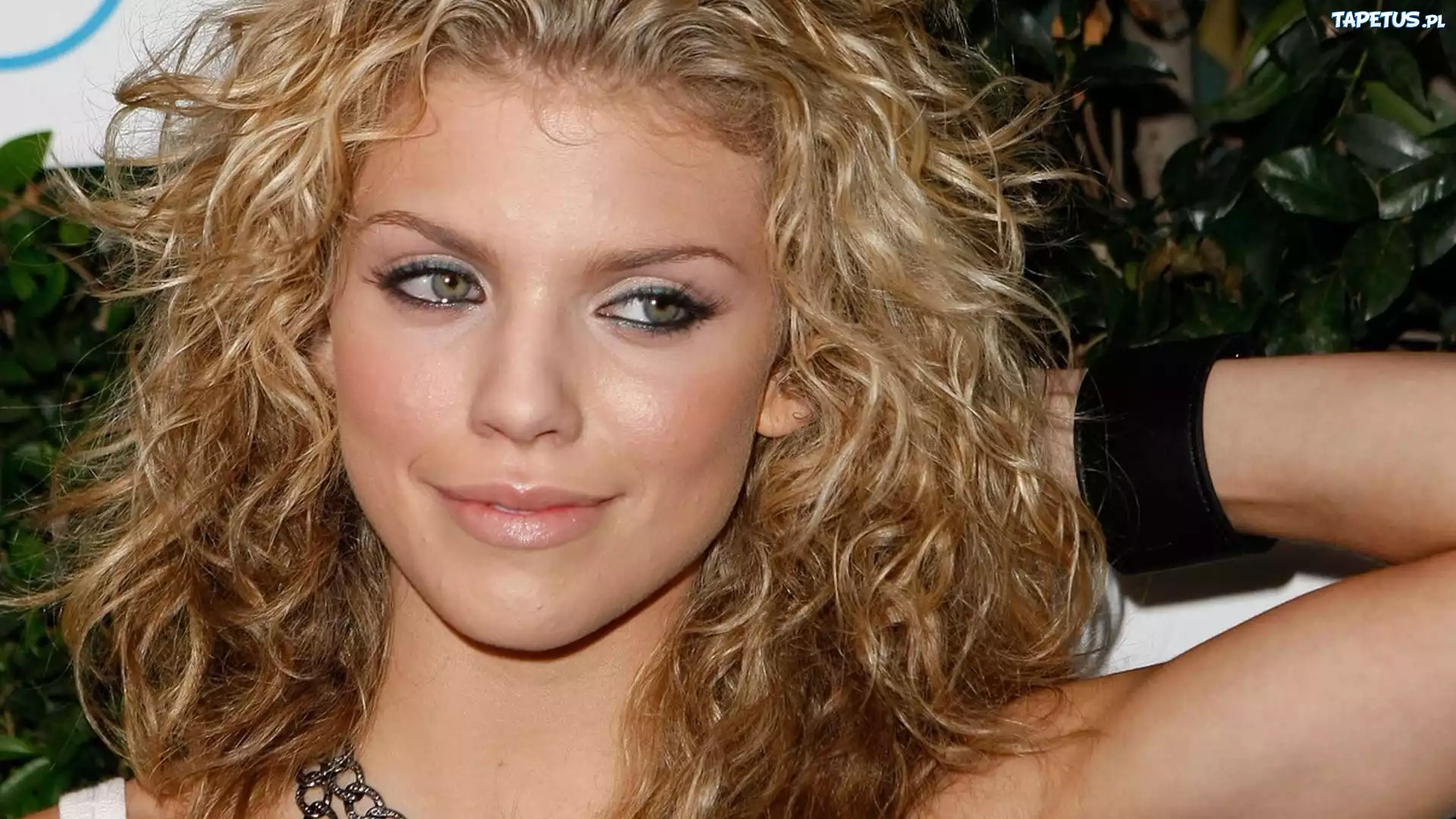 Annalynne Mc Cord, Blondynka