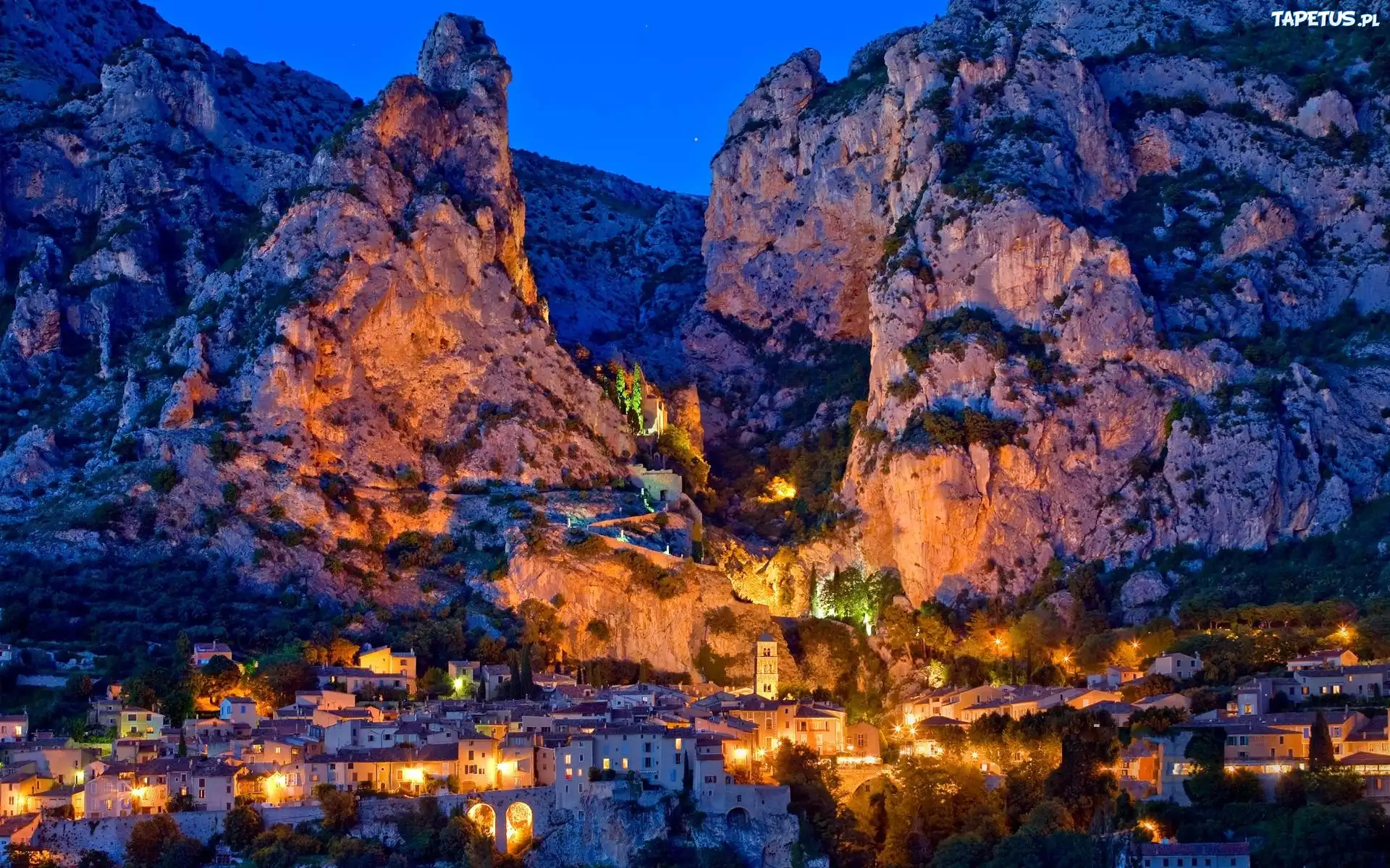 Góry, Miasto, Moustiers Sainte Marie, Oświetlenie