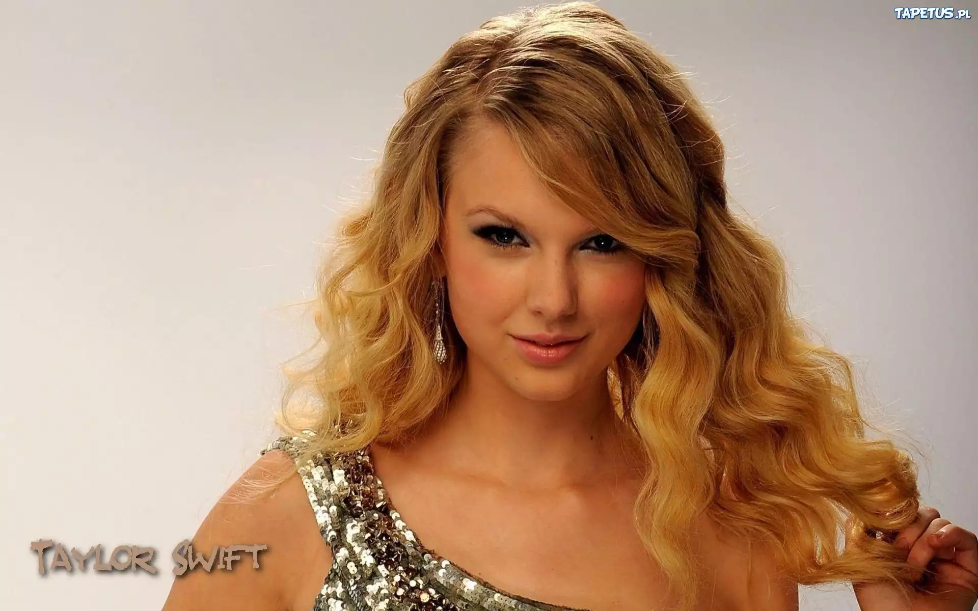 Taylor Swift, Kolczyk, Napis