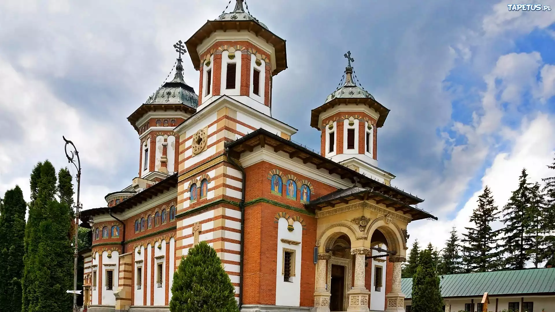 Cerkiew, Klasztor, W Sinaia, Drzewa