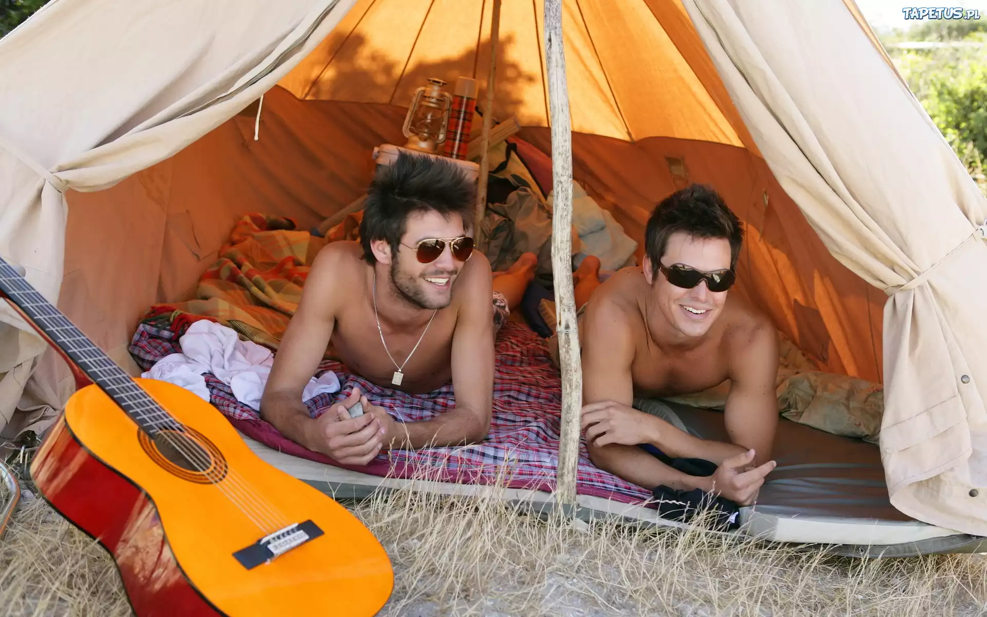 Бывший муж отдыхает. Два парня в палатке. Отдых на природе. Мужчина в палатке. Парни отдыхают на природе.
