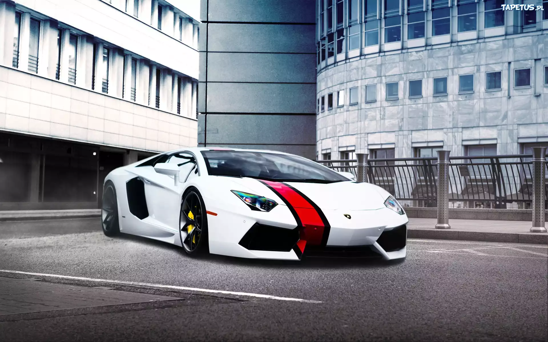 белая Lamborghini Aventador без смс