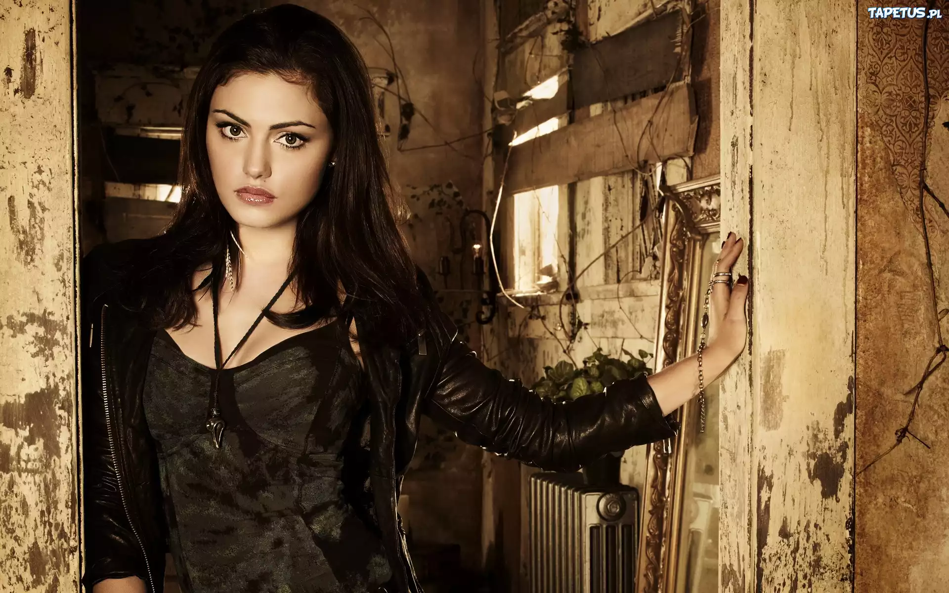 Kobieta, Phoebe Tonkin, Brunetka, Makijaż, Biżuteria, Stary Budynek