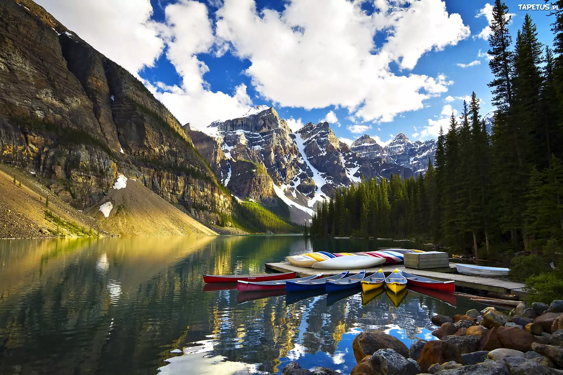 Jezioro Moraine, Park Narodowy Banff, Alberta, Kanada, Dolina Dziesięciu Szczytów, Łódki
