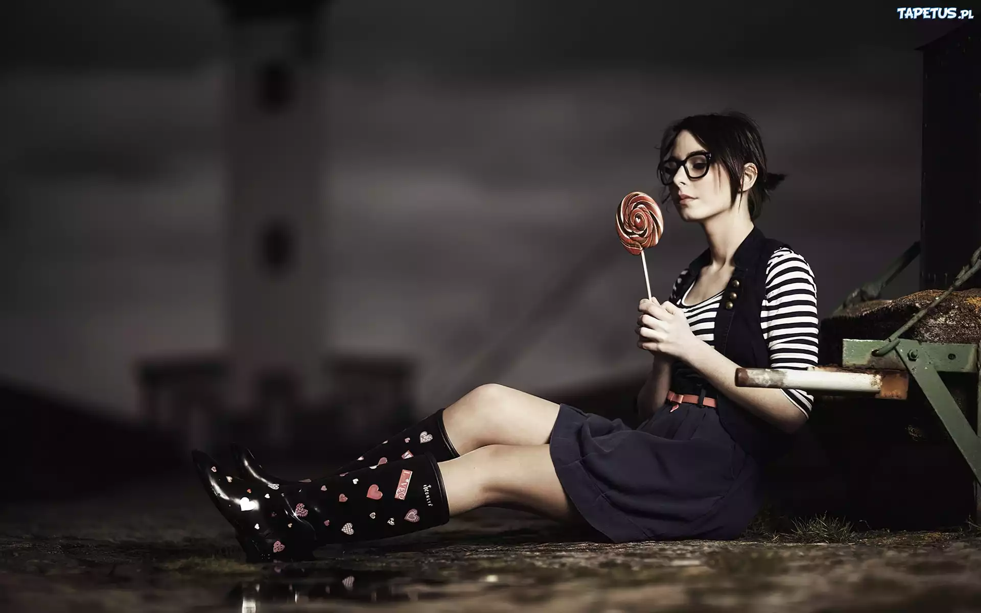 Brunetka, Okulary, Lizak