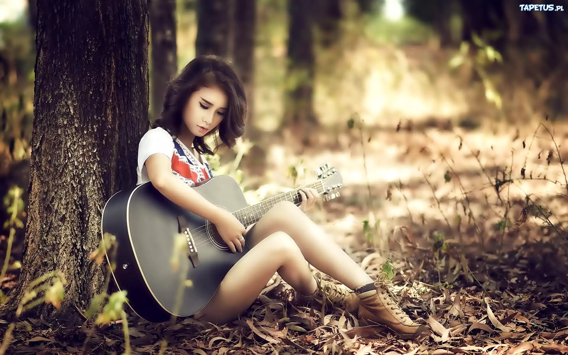 Dziewczyna, Las, Gitara