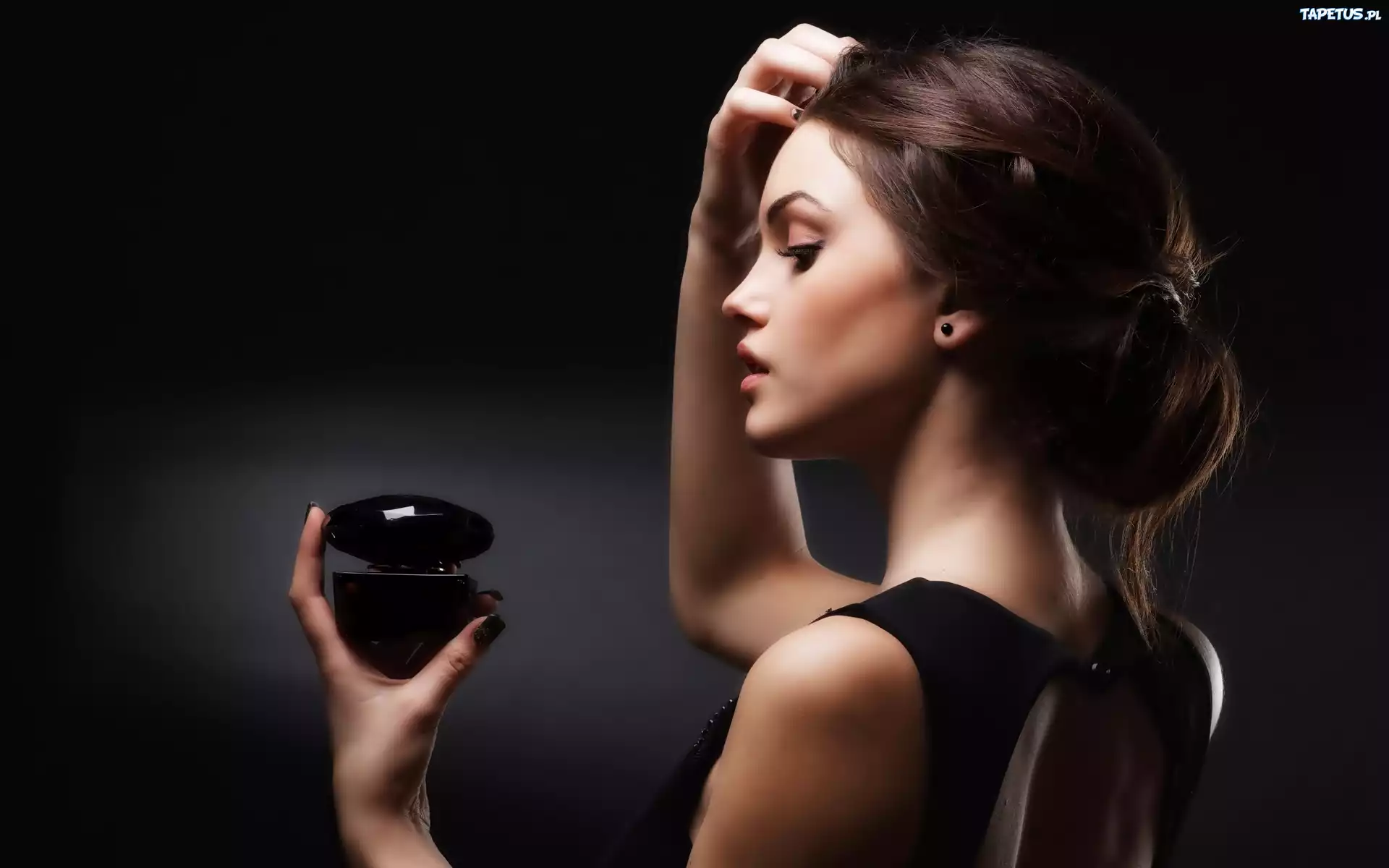 Brunetka, Modelka, Perfumy