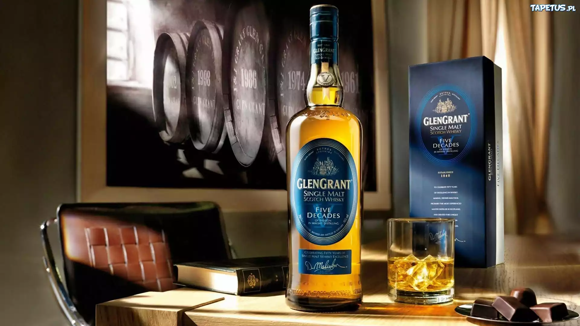Whisky, Czekoladki, Książka, Wnętrze