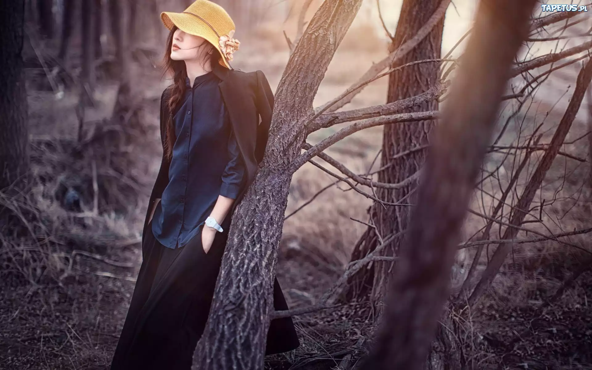 Девушка в лесу со шляпкой загрузить