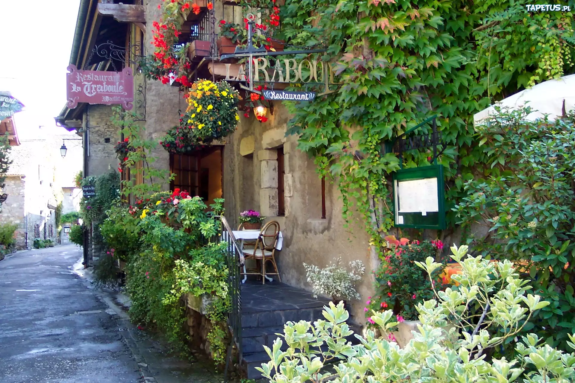 Ulica, Restauracja