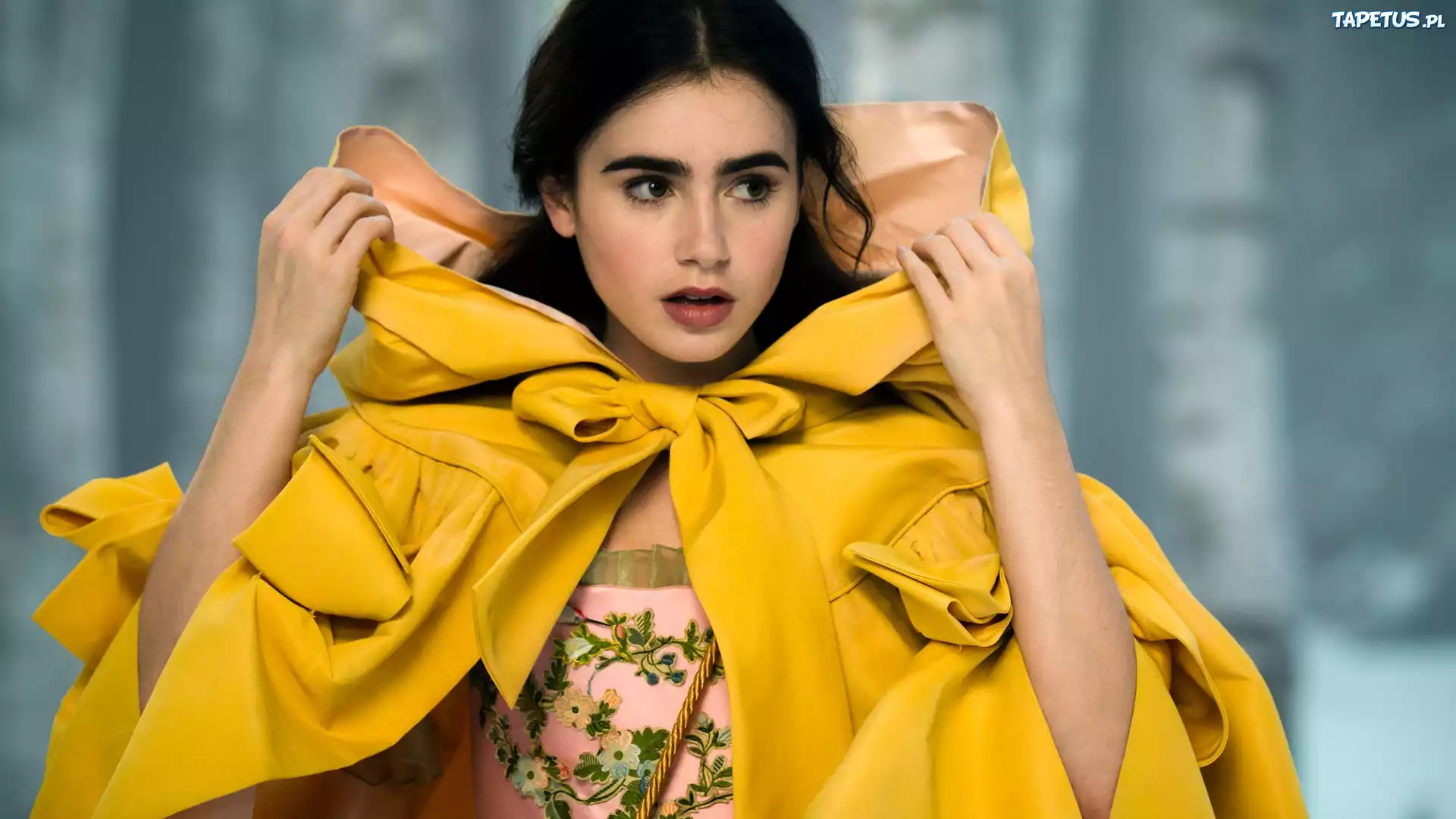 Lily Collins, Żółta, Kurteczka