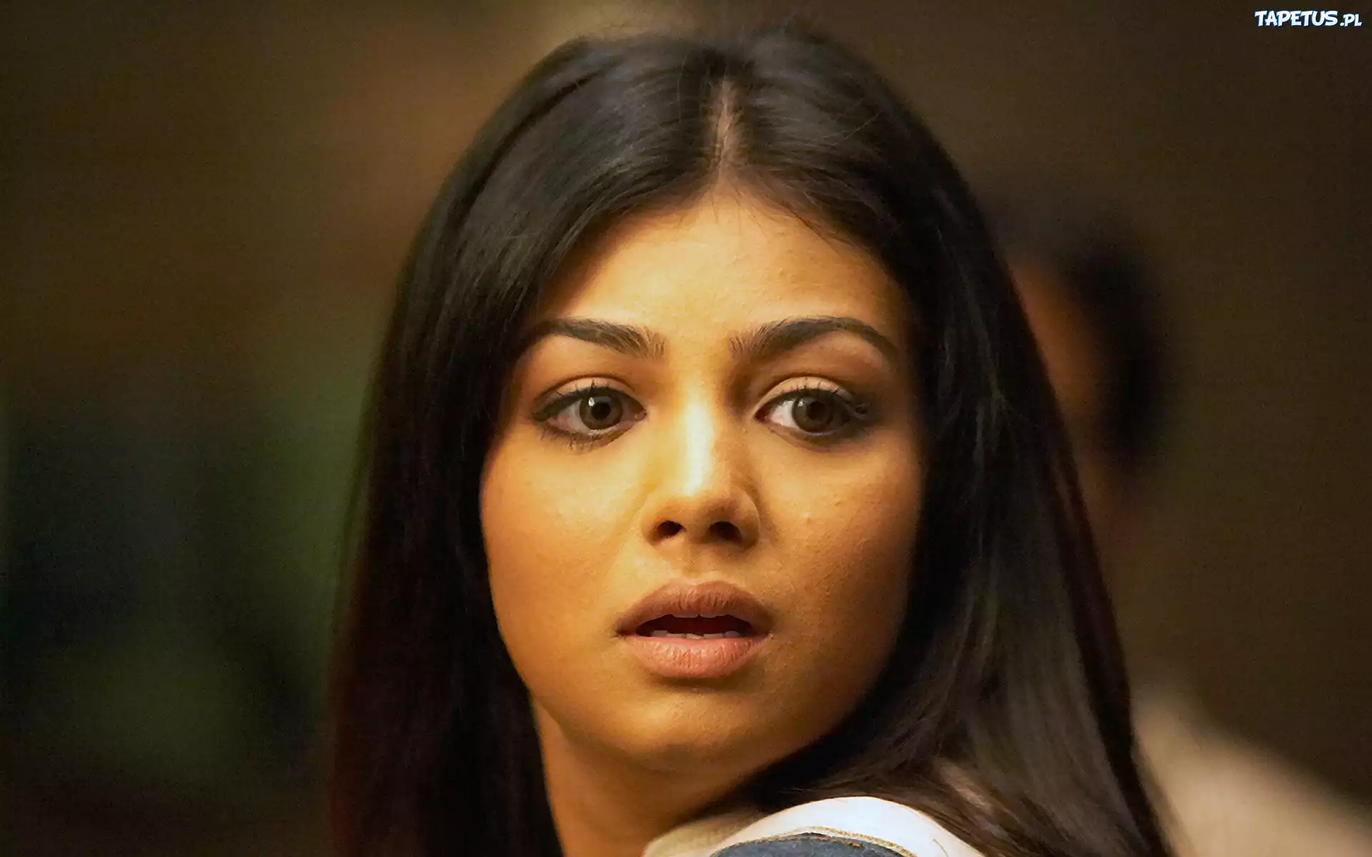 Ayesha Takia, Twarz