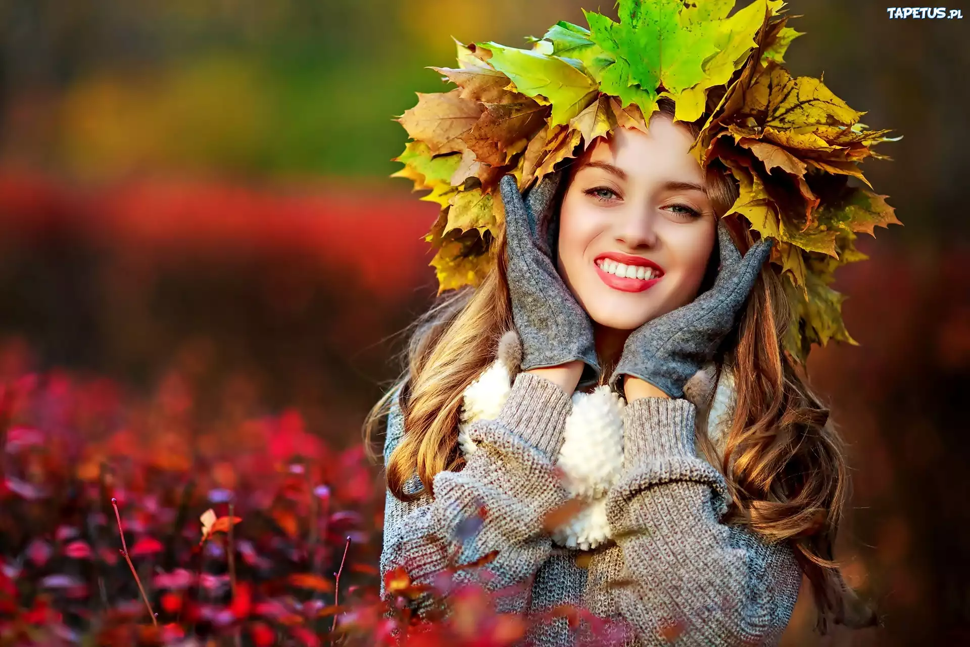Радостная девушка на кленовых листьях бесплатно