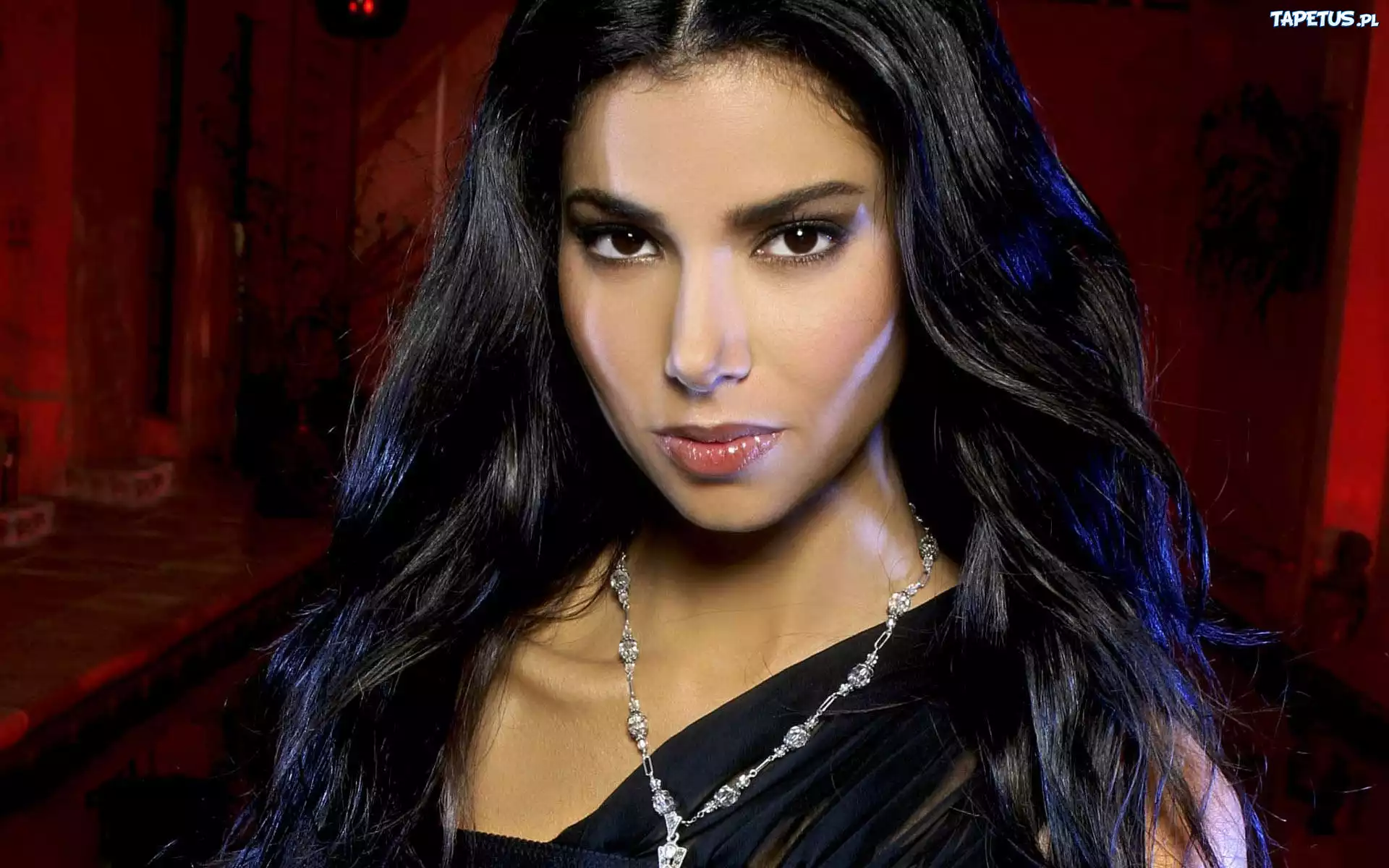 Roselyn Sanchez, Brunetka, Naszyjnik