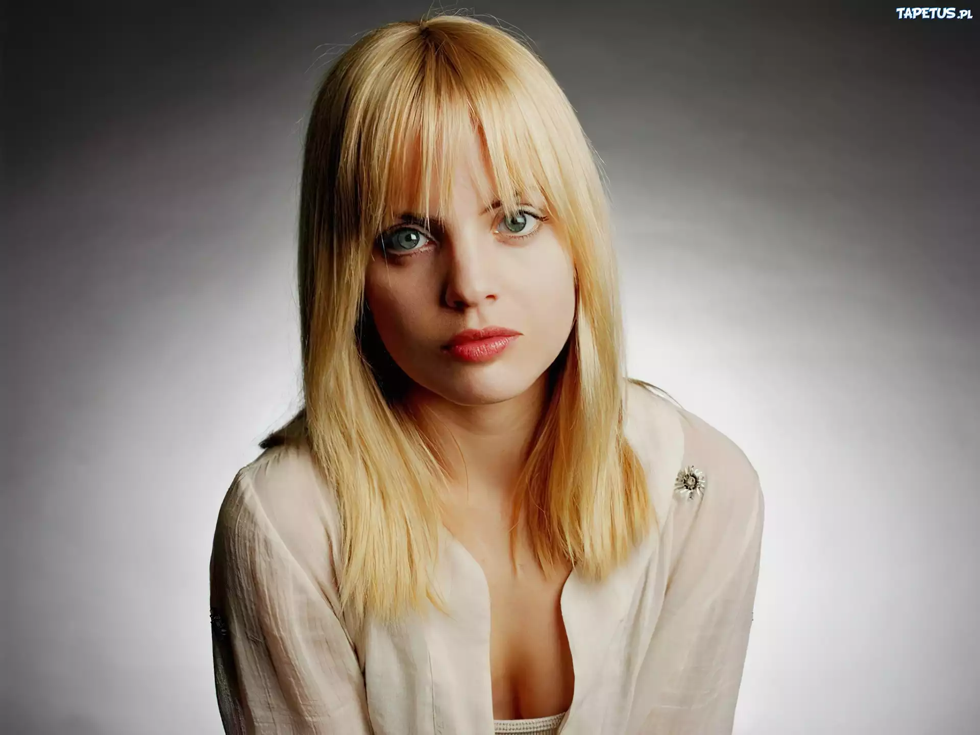 Mena Suvari, Twarzyczka