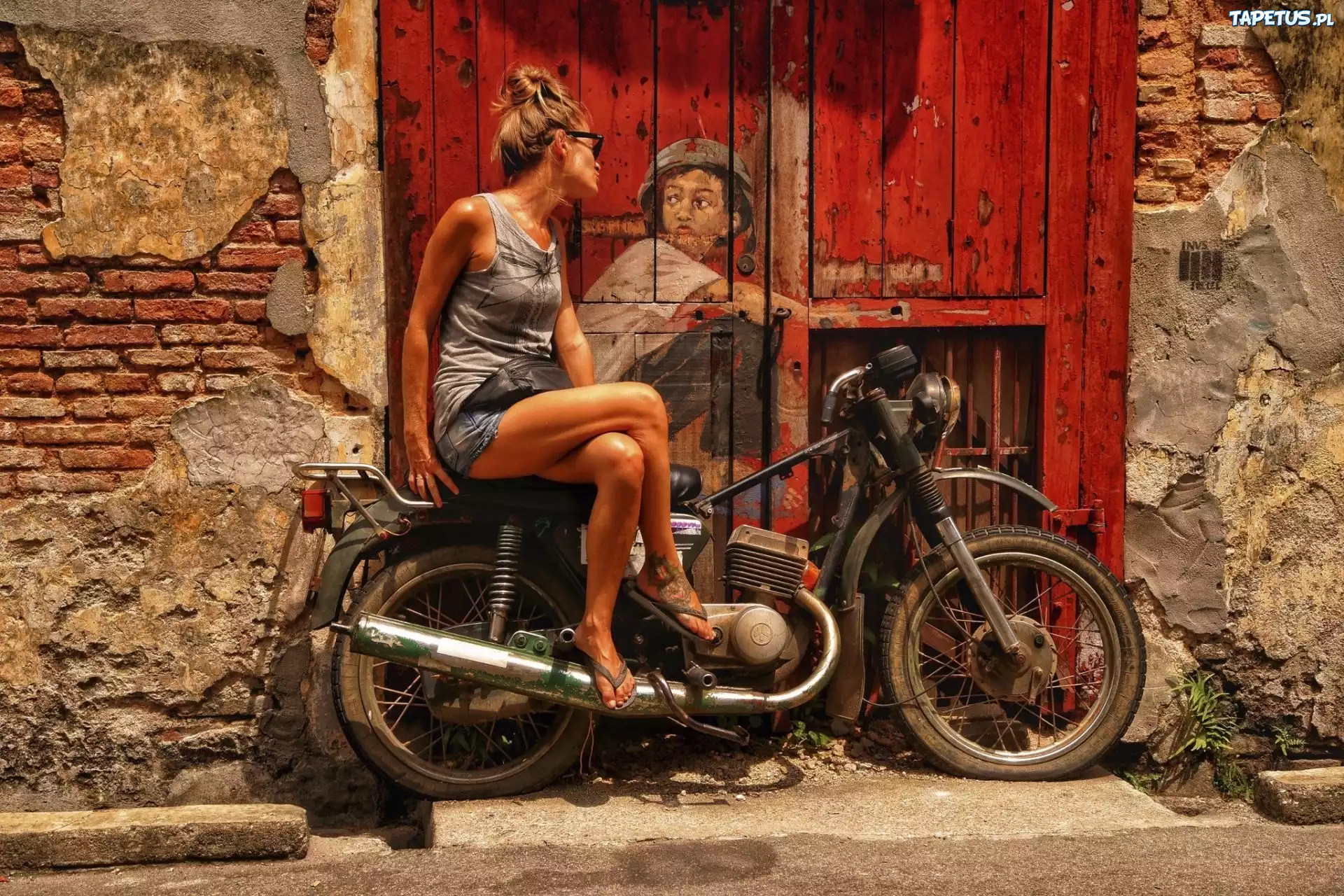 девушка мотоцикл гараж скачать
