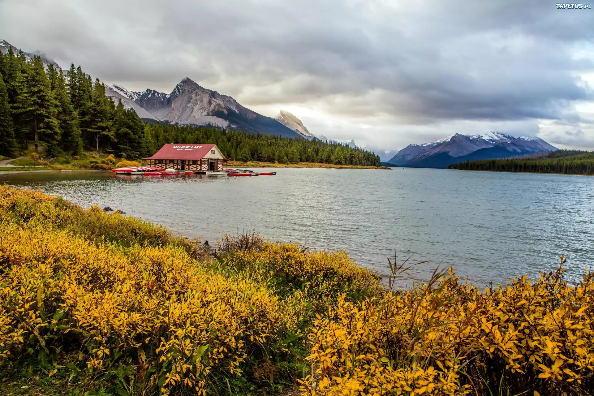 Jezioro Maligne, Park Narodowy, Jasper, Alberta, Góry, Lasy, Przystań, Łódki, Jesień
