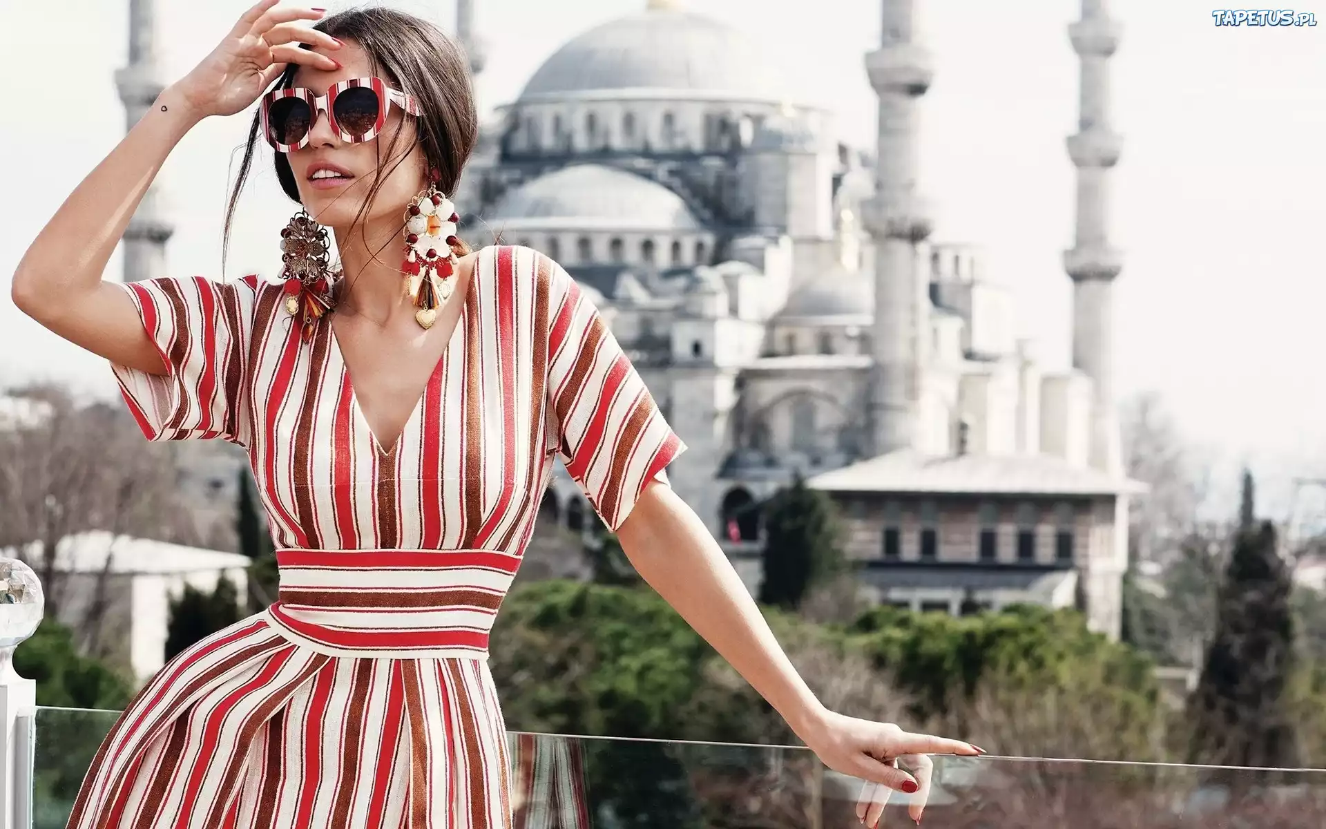 Kobieta, Yolanthe Sneijder, Brunetka, Okulary, Kolczyki, Sukienka