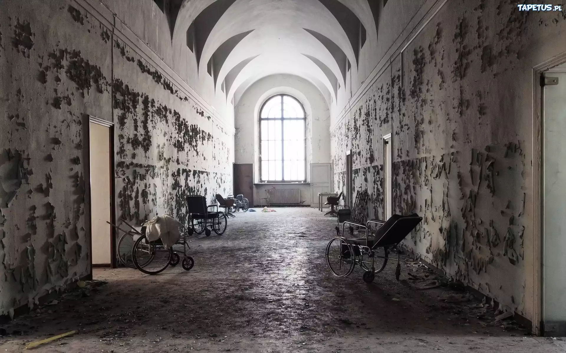 Zniszczony, Szpital, Wózki inwalidzkie