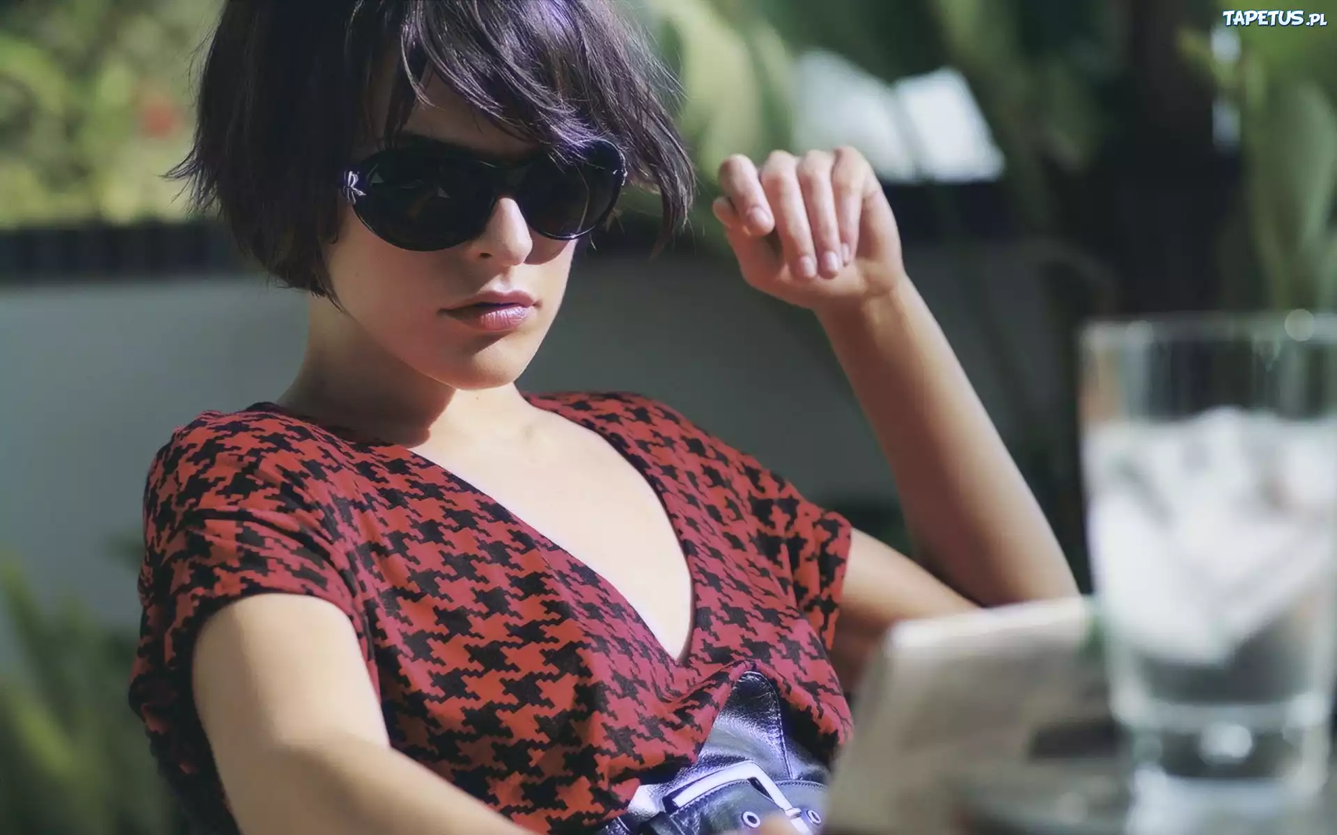 Kobieta, Milla Jovovich, Ciemne, Okulary