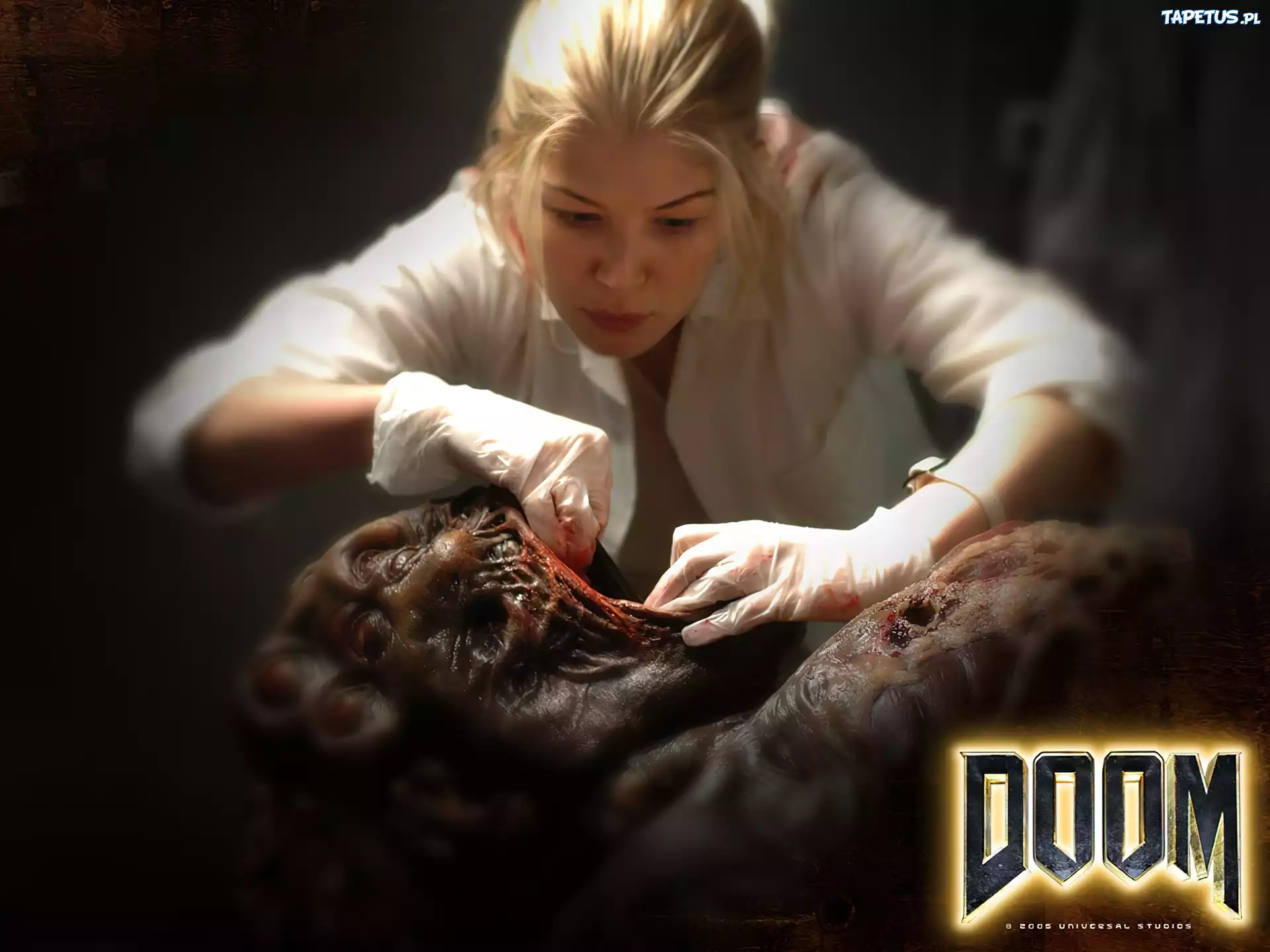 Doom, Rosamund Pike, potwór