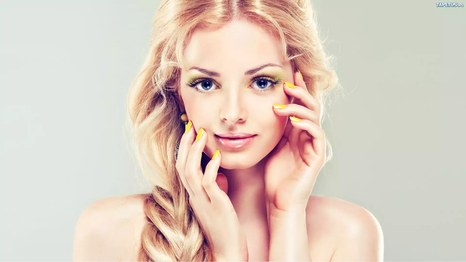 Blondwłosa, Kobieta, Makijaż, Manicure, Kolczyk