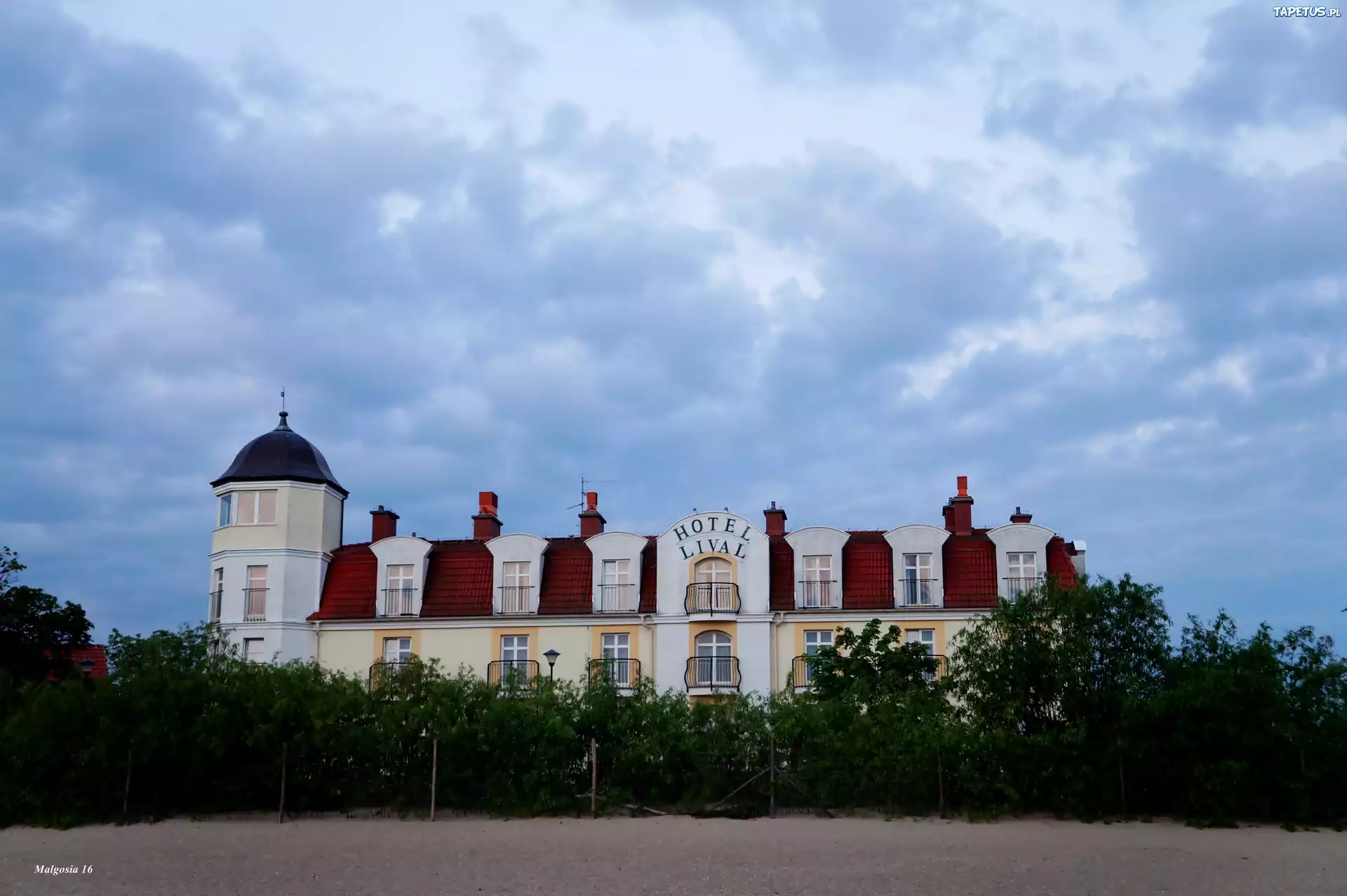 Hotel, Niebo, Chmury, Rośliny
