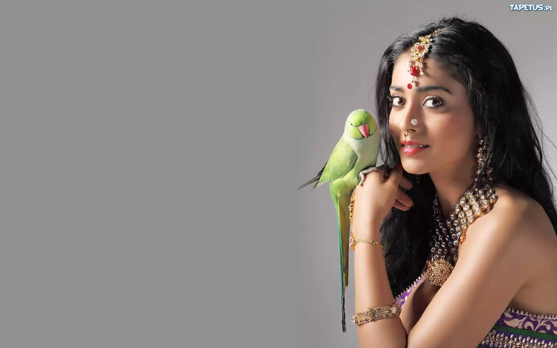 Shriya Saran, Papuga