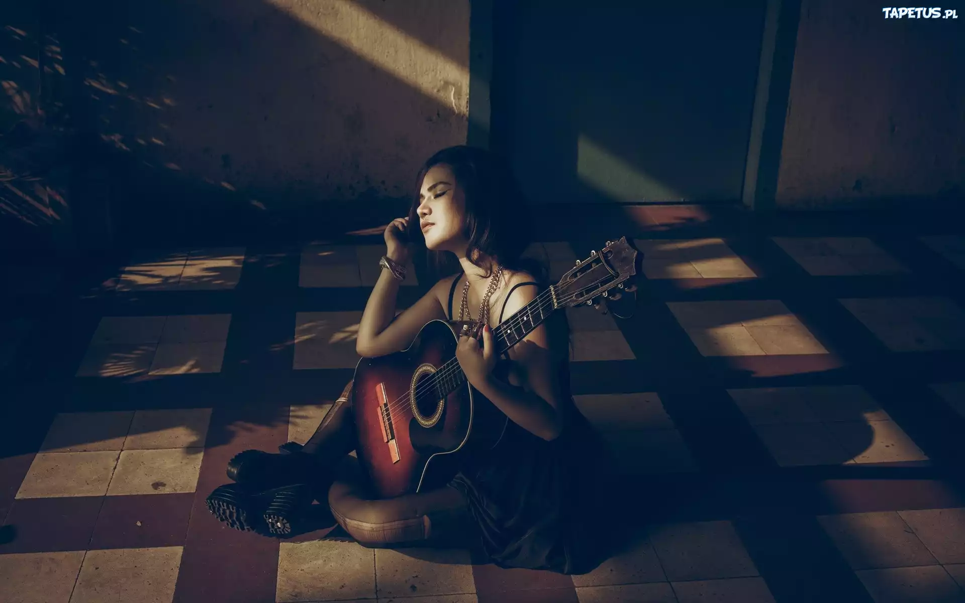 Dziewczyna, Brunetka, Gitara