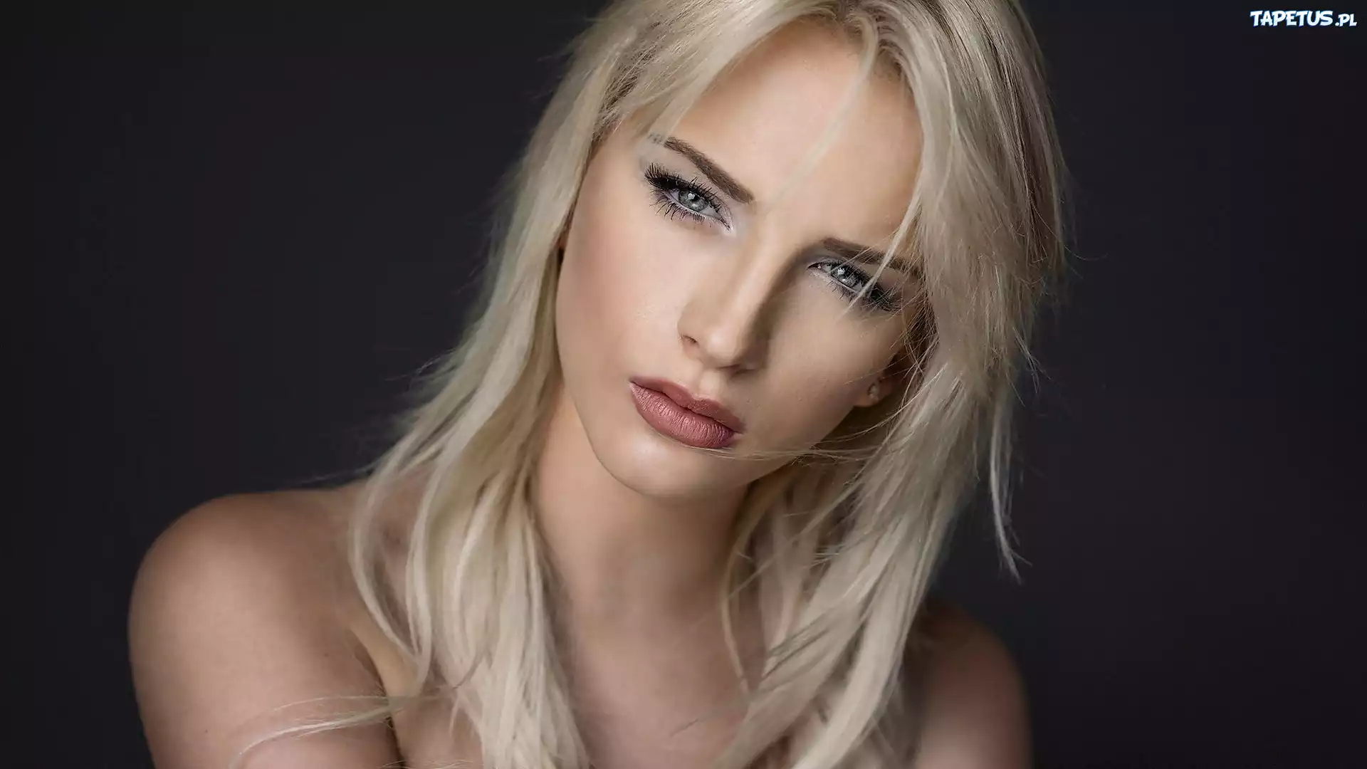 Zamyślona, Blondynka, Makijaż