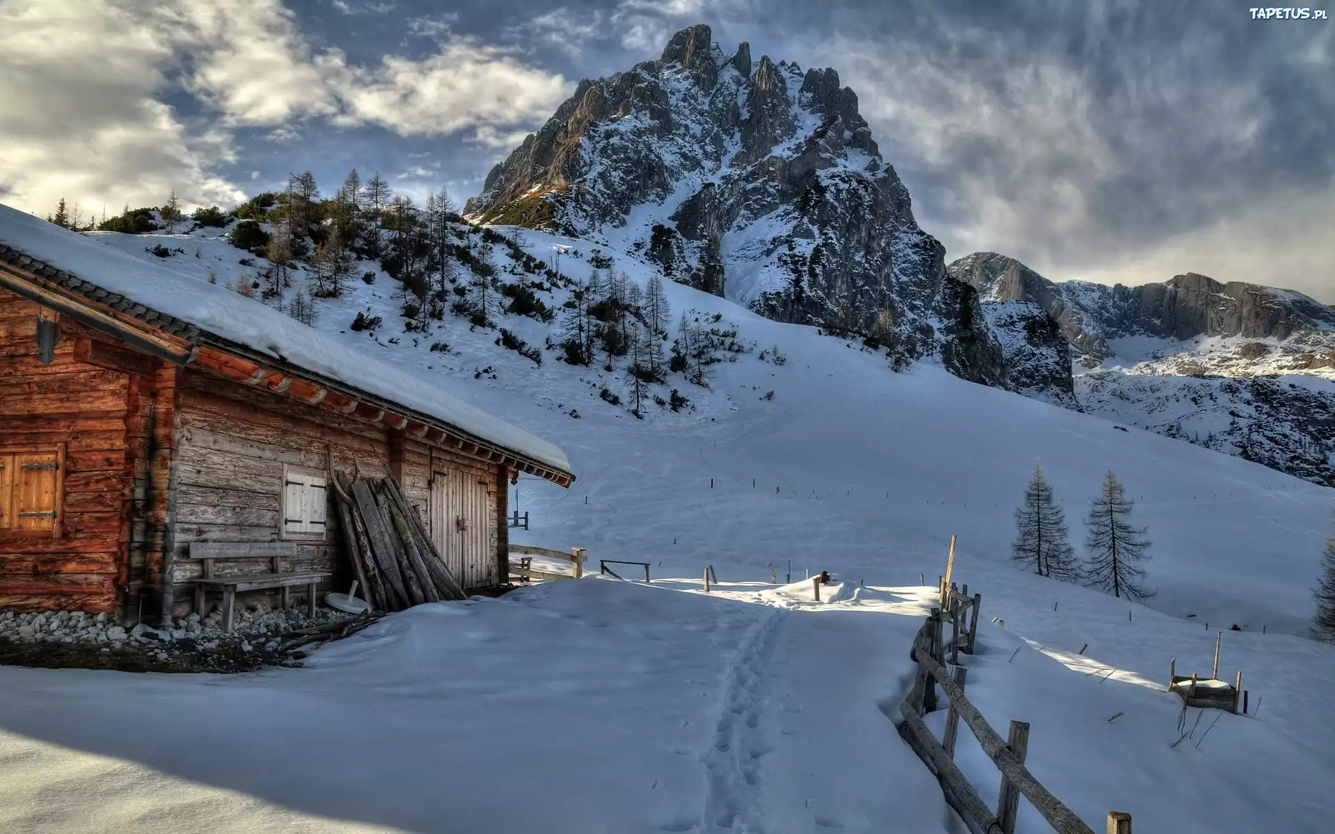 Горы снег дома. Дом зимой. Дом в заснеженных горах. Домик в горах снег. Швейцария домик на вершине заснеженной горы.