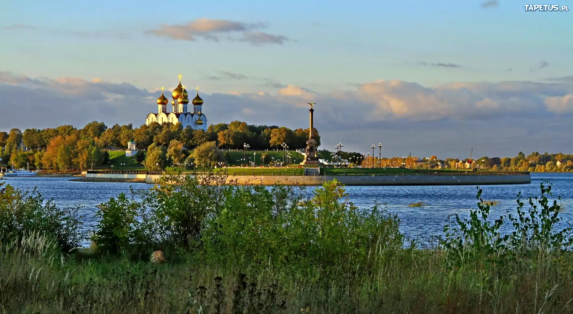 Rzeka, Cerkiew, Drzewa