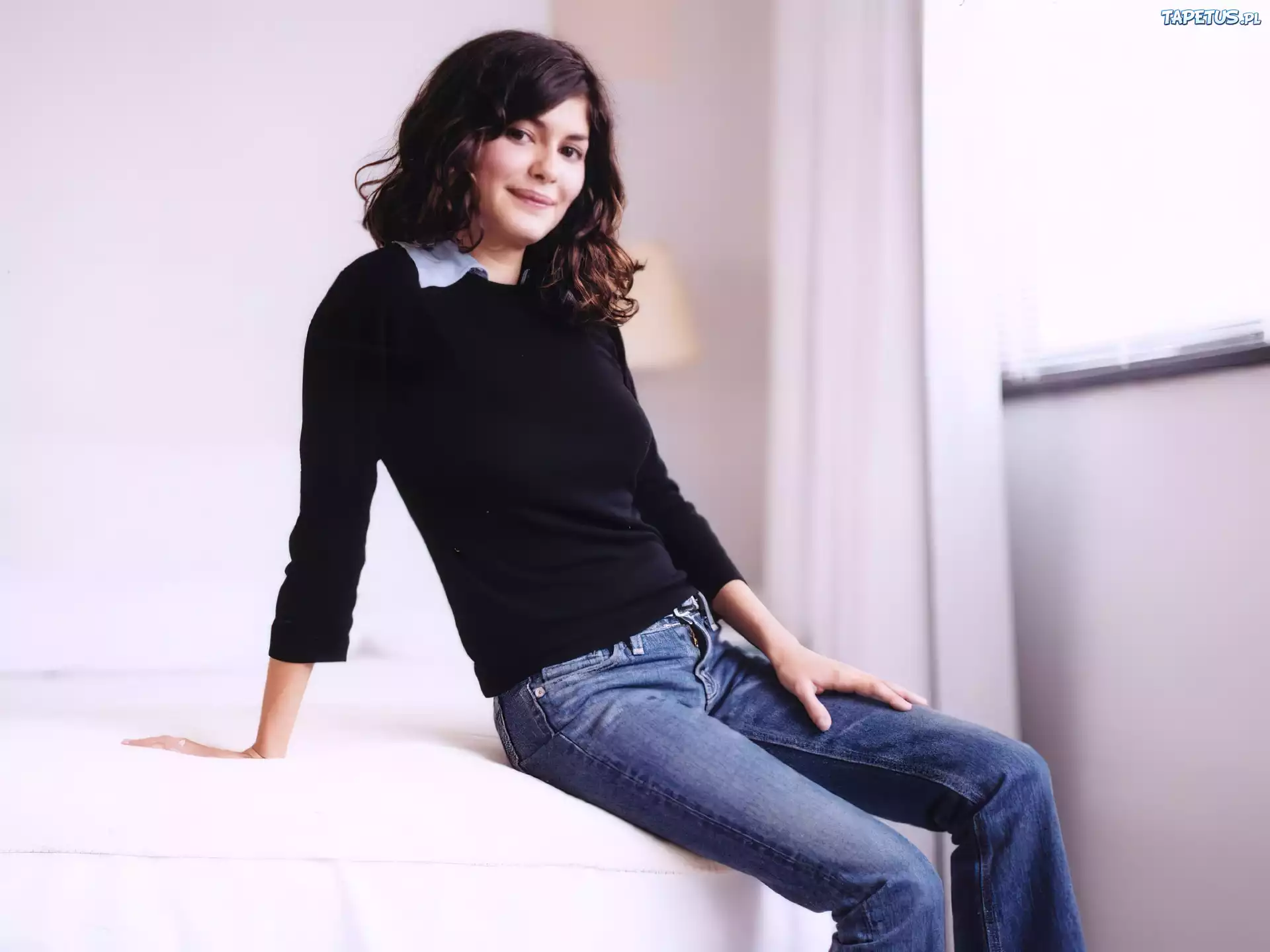 Audrey Tautou, czarna bluzka, jeansy