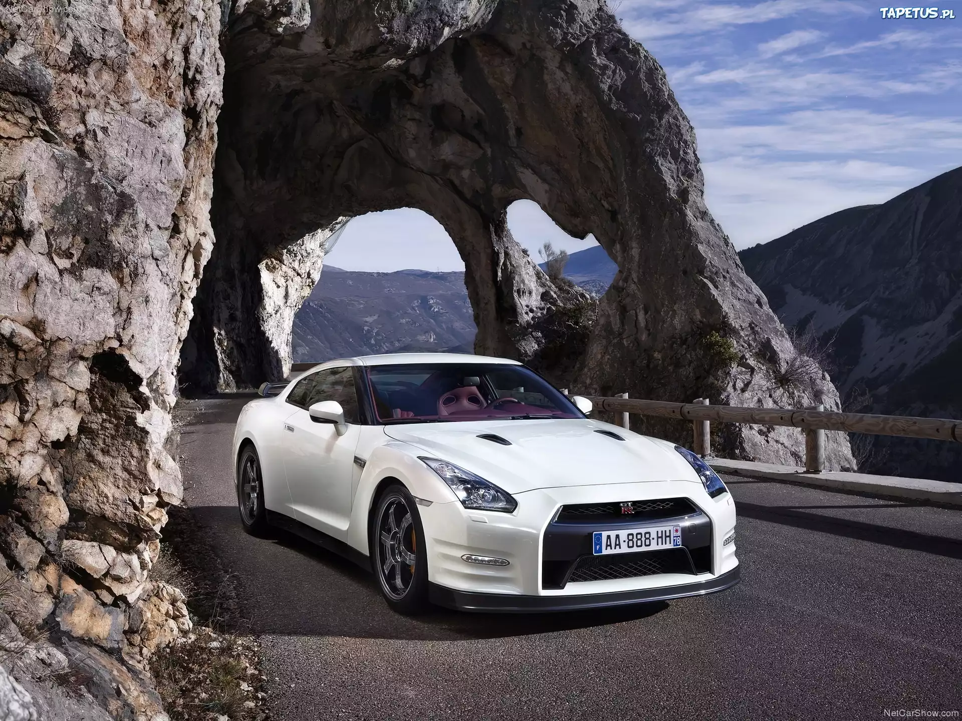 Nissan GTR, Skała, Droga