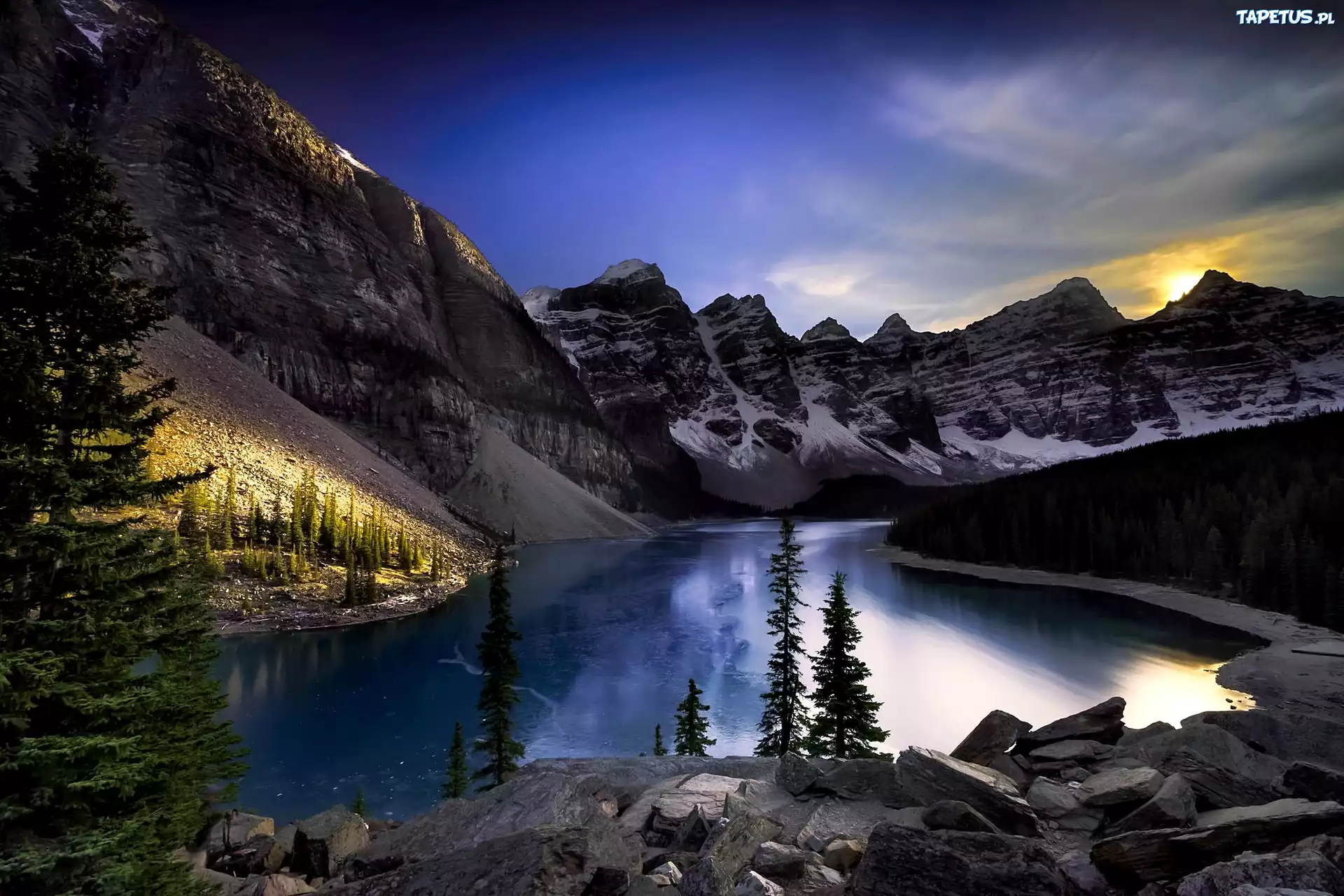 Kanada, Park Narodowy Banff, Góry, Jezioro Moraine, Świerki