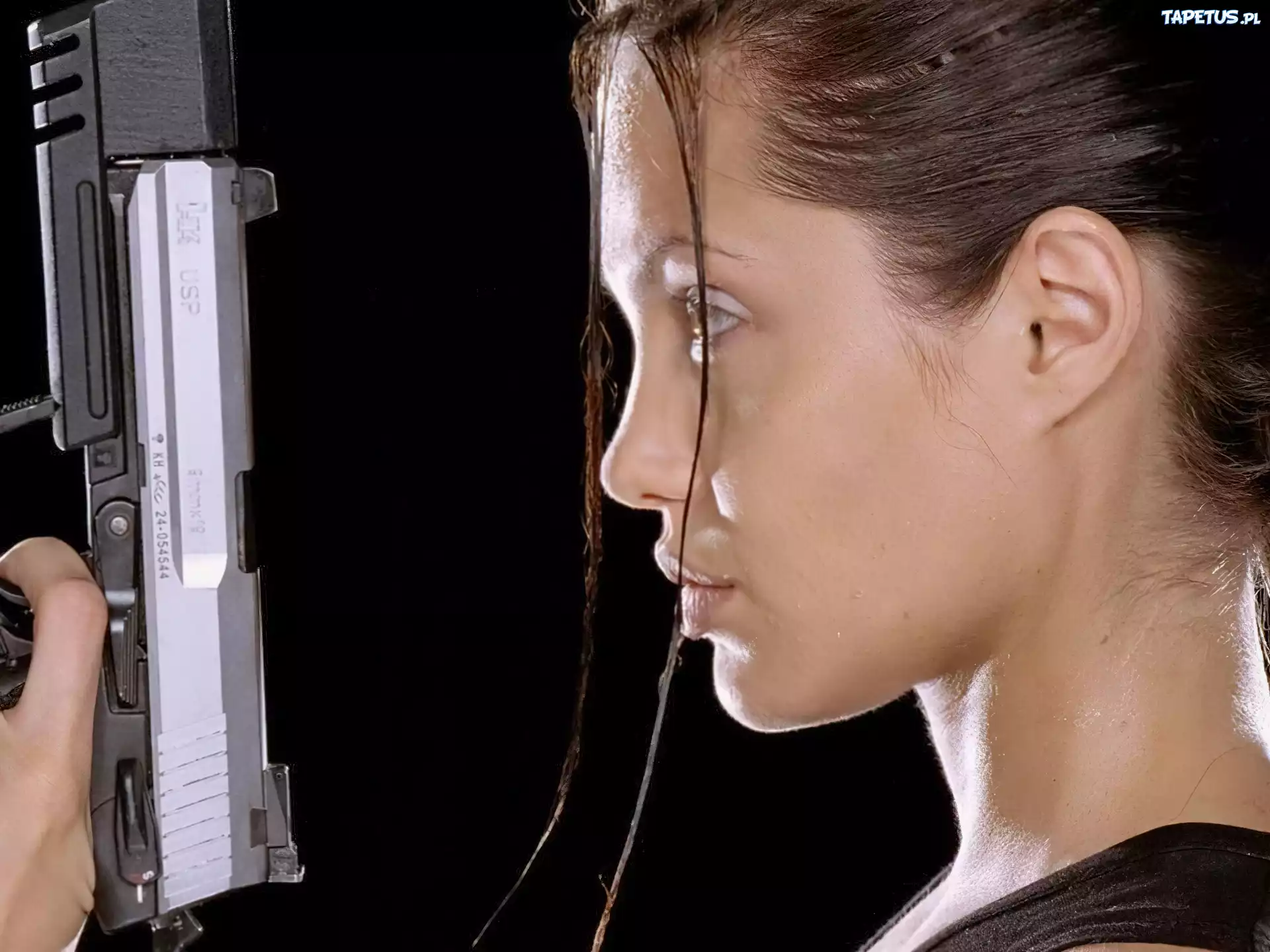 Angelina Jolie, profil, pistolet
