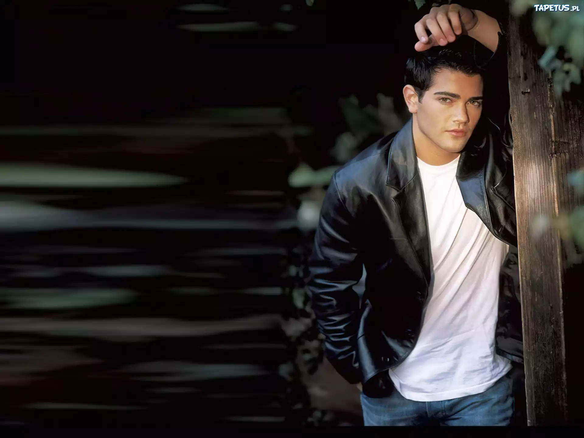 Jesse Metcalfe,czarna kurtka, biała koszulka