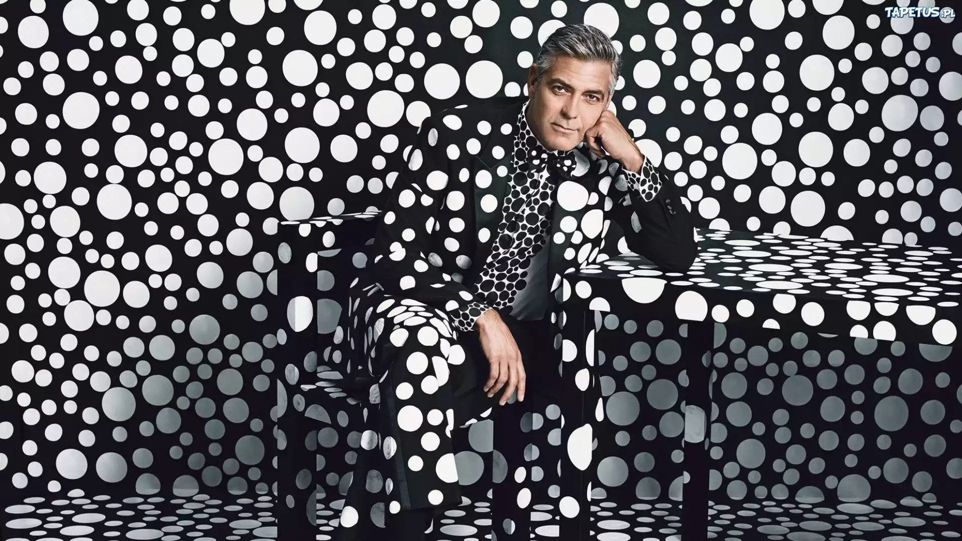 George Clooney, Strój, Tło, Grochy
