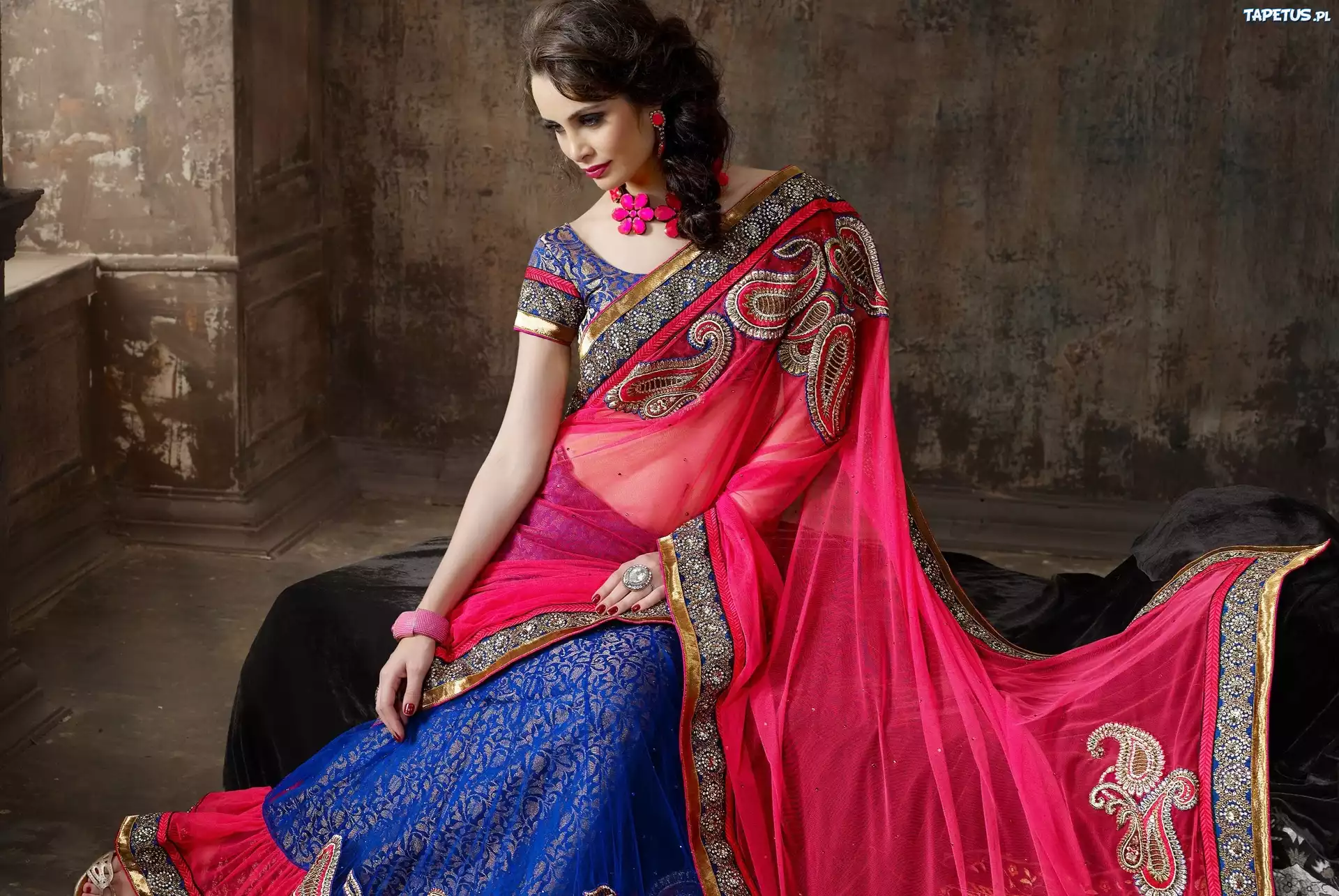 Kobieta, Sari
